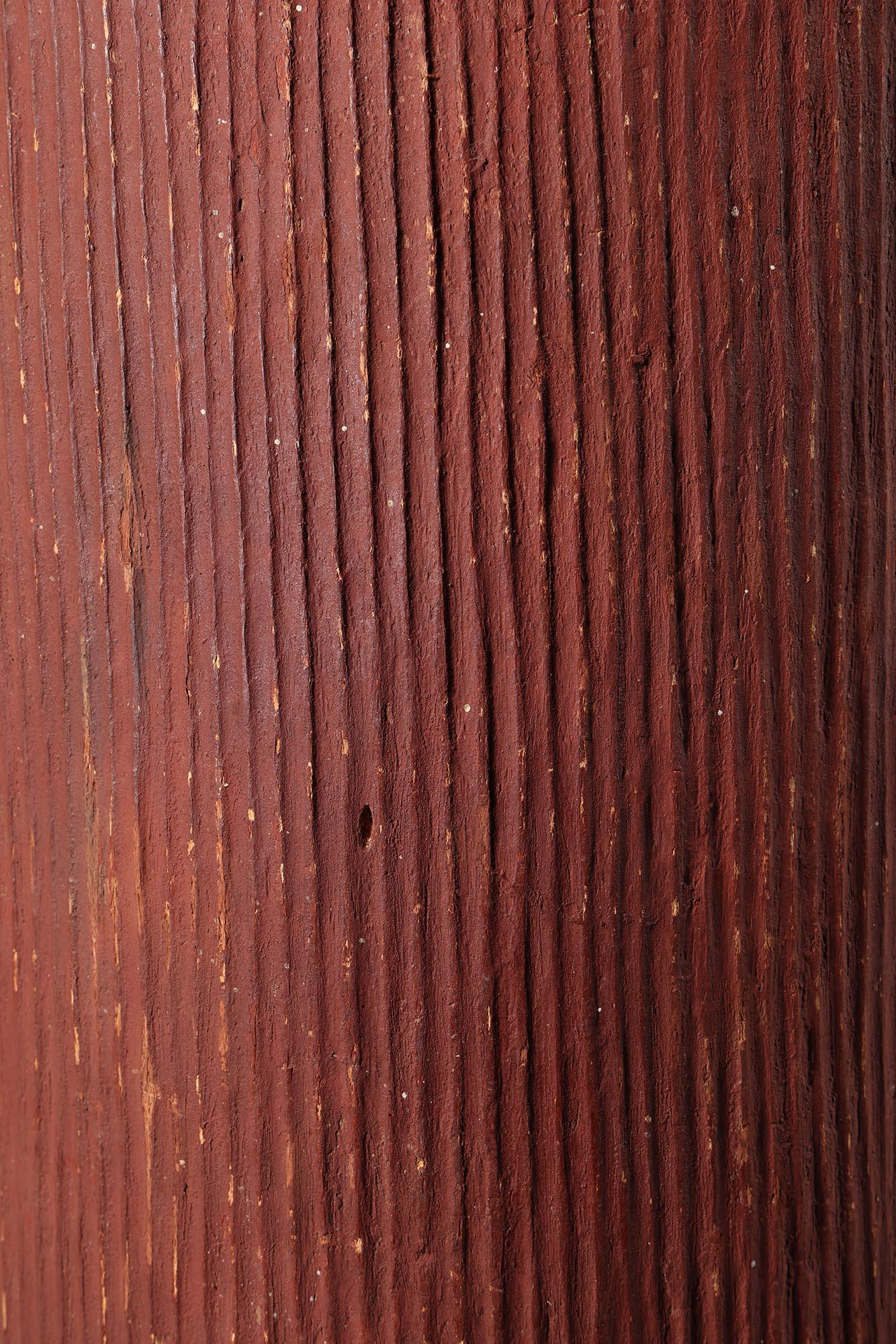 Escudo del Desierto aborigen de principios o mediados del siglo XX, de madera ligera, con líneas verticales finamente talladas en el anverso y el reverso, incrustaciones de pigmento rojo, forma oval curvada simple, bella forma de hoja de perfil. 