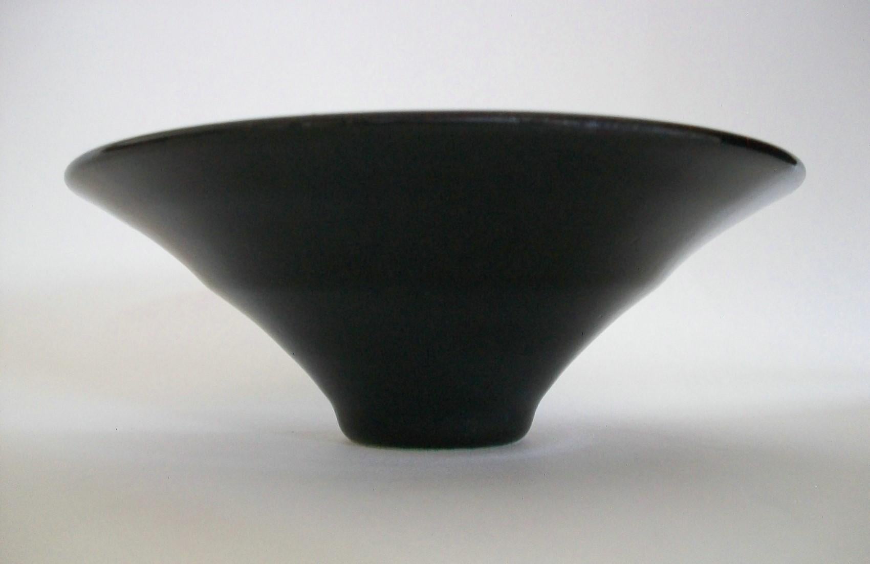 Aboriginal Dot Pattern Gilded Studio Ceramic Bowl, Signed, Australia, 20th C. For Sale 11