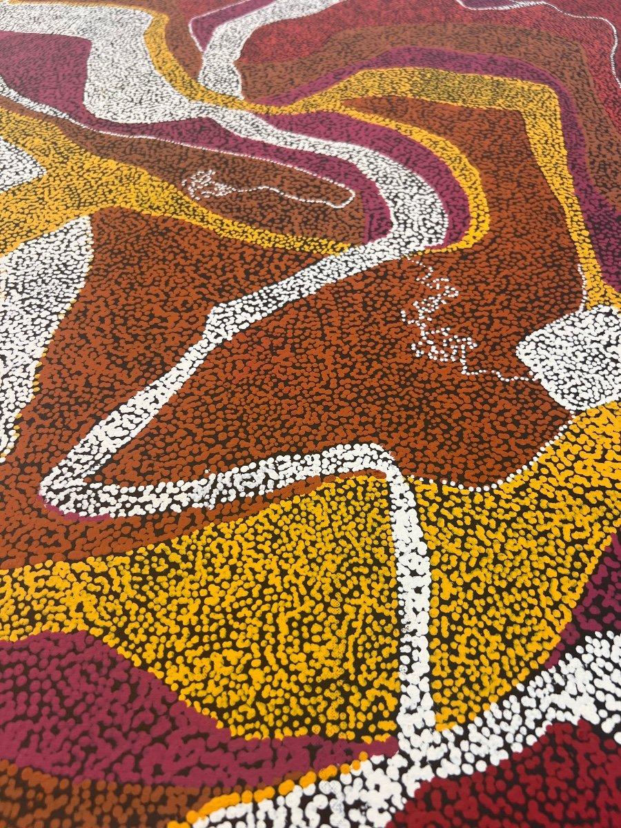 L'artista aborigena Jorna Newberry è riconosciuta per il suo stile distintivo che fonde tradizione e modernità, esplorando temi profondi legati alla sua cultura e alla sua terra. Le sue opere, spesso vibranti e vivaci, combinano motivi tradizionali