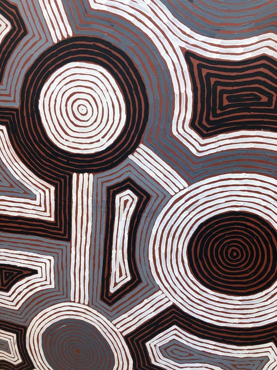 Es handelt sich um ein außergewöhnliches Gemälde mit einer Größe von 2 mal 2 Metern, das von einem der führenden Künstler der ersten Generation der Aborigine-Kunst geschaffen wurde, dessen Werke weltweit in Sammlungen und Museen ausgestellt werden.