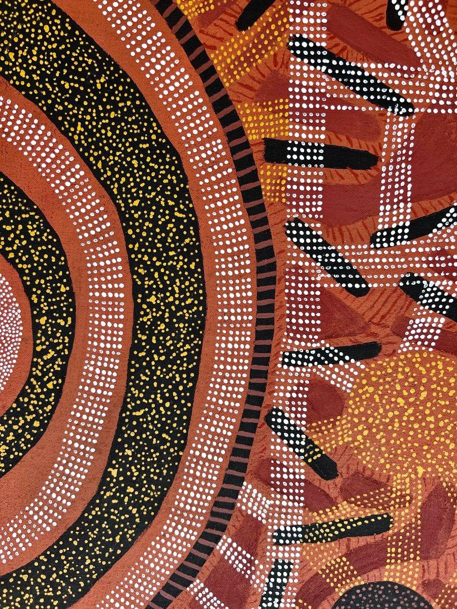 Cette peinture exceptionnelle de Nina Puruntatameri représente les motifs ancestraux d'un rite de fertilité appelé Kulama dans les îles Tiwi. Selon la tradition, la cérémonie de Kulama se déroule à la fin de la saison des pluies (mars-avril),
