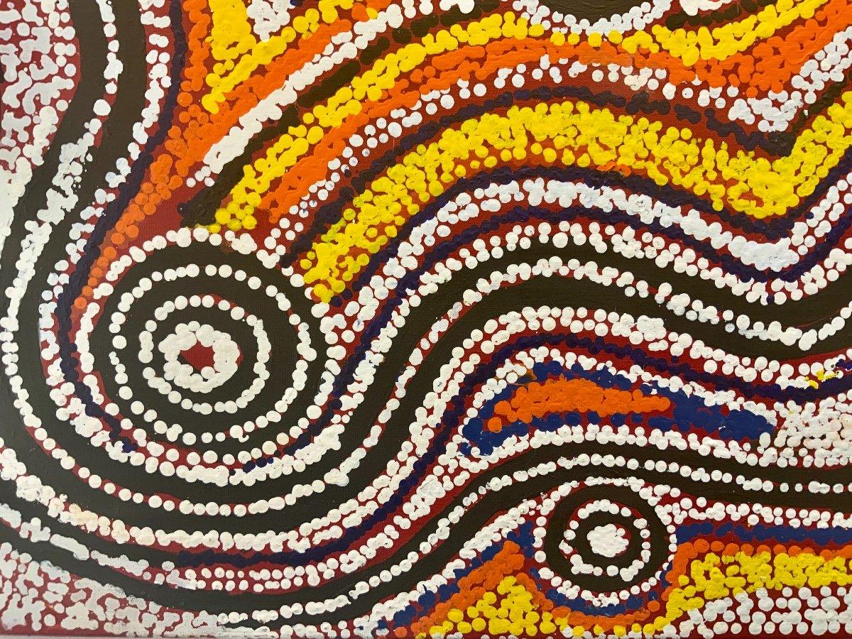 Tribal Peinture aborigène d'« Maisons de la tradition spinifex » de Paddy Sims Japaljarri  en vente