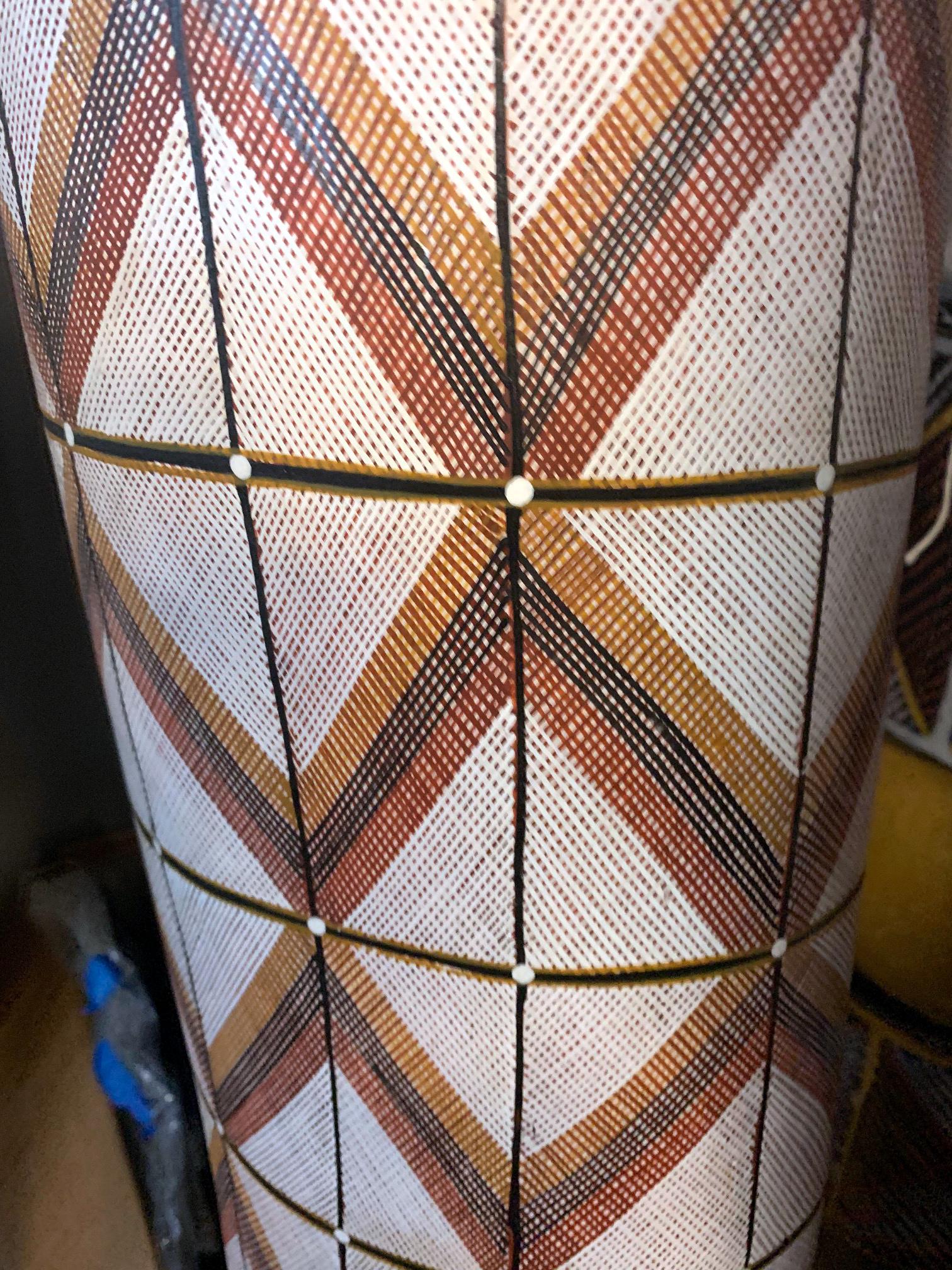 Pintura aborigen sobre tronco hueco Australiano en venta