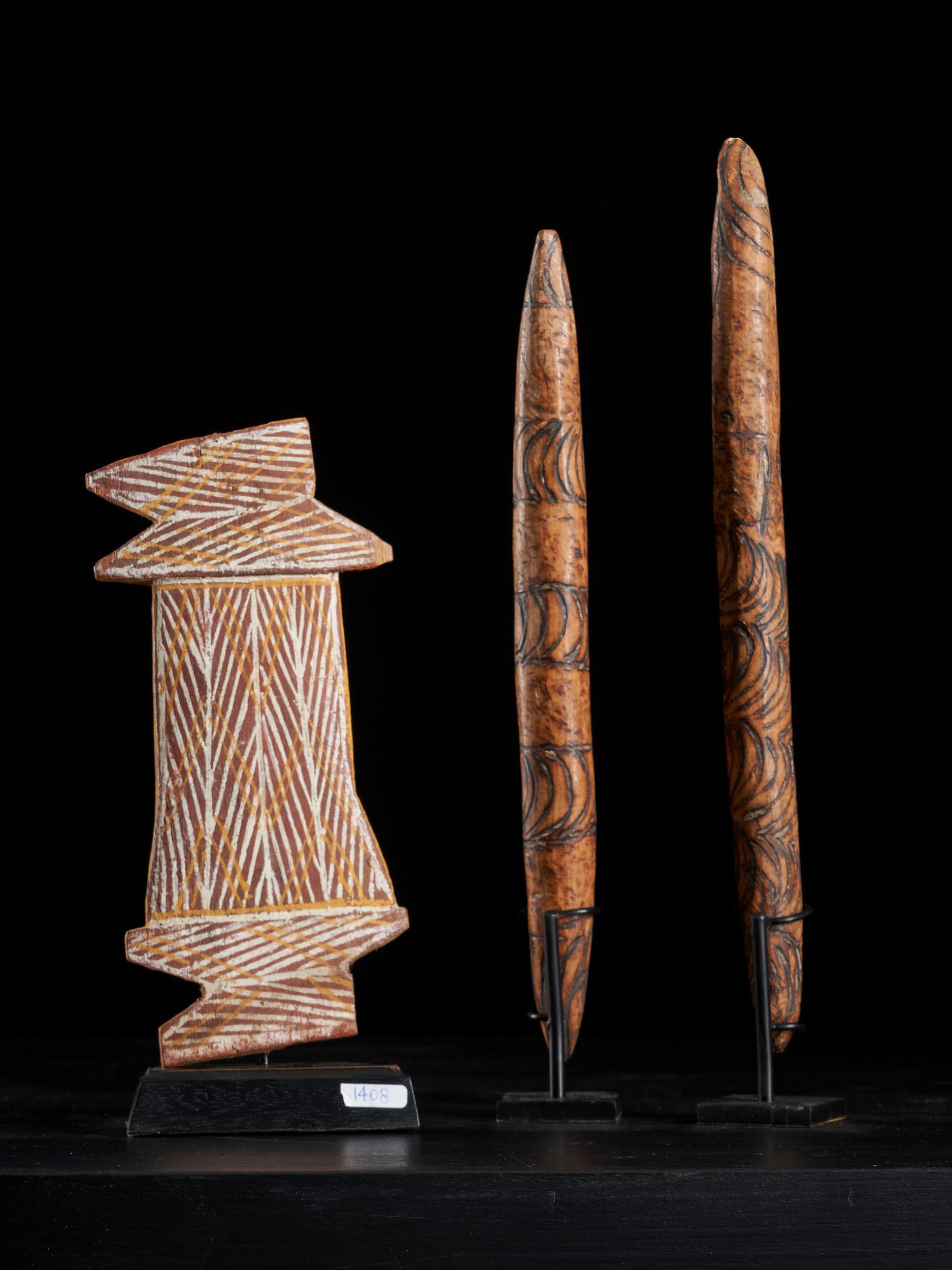 Aborigine-Volk, Australien, Tiwi Ritualobjekt und Clapper Sticks mit Bemalung (Handgeschnitzt) im Angebot