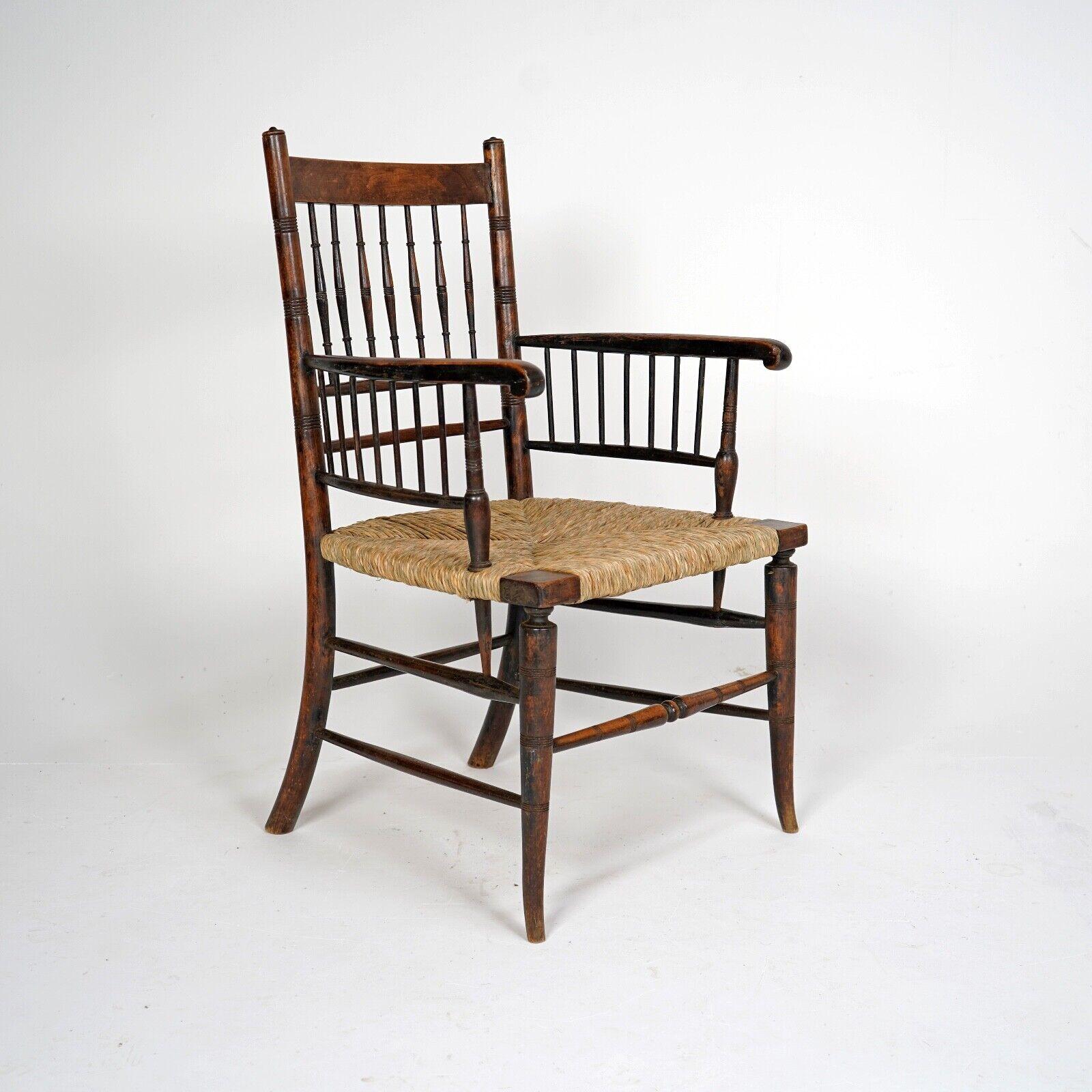 Una poltrona Sussex nello stile di una Morris & Co, attribuita a Liberty & Co. 
Poltrona con seduta in giunco e struttura in legno ebanizzato. 
In buone e solide condizioni e con la seduta intrecciata di recente.
 

Dimensioni

Altezza - 94