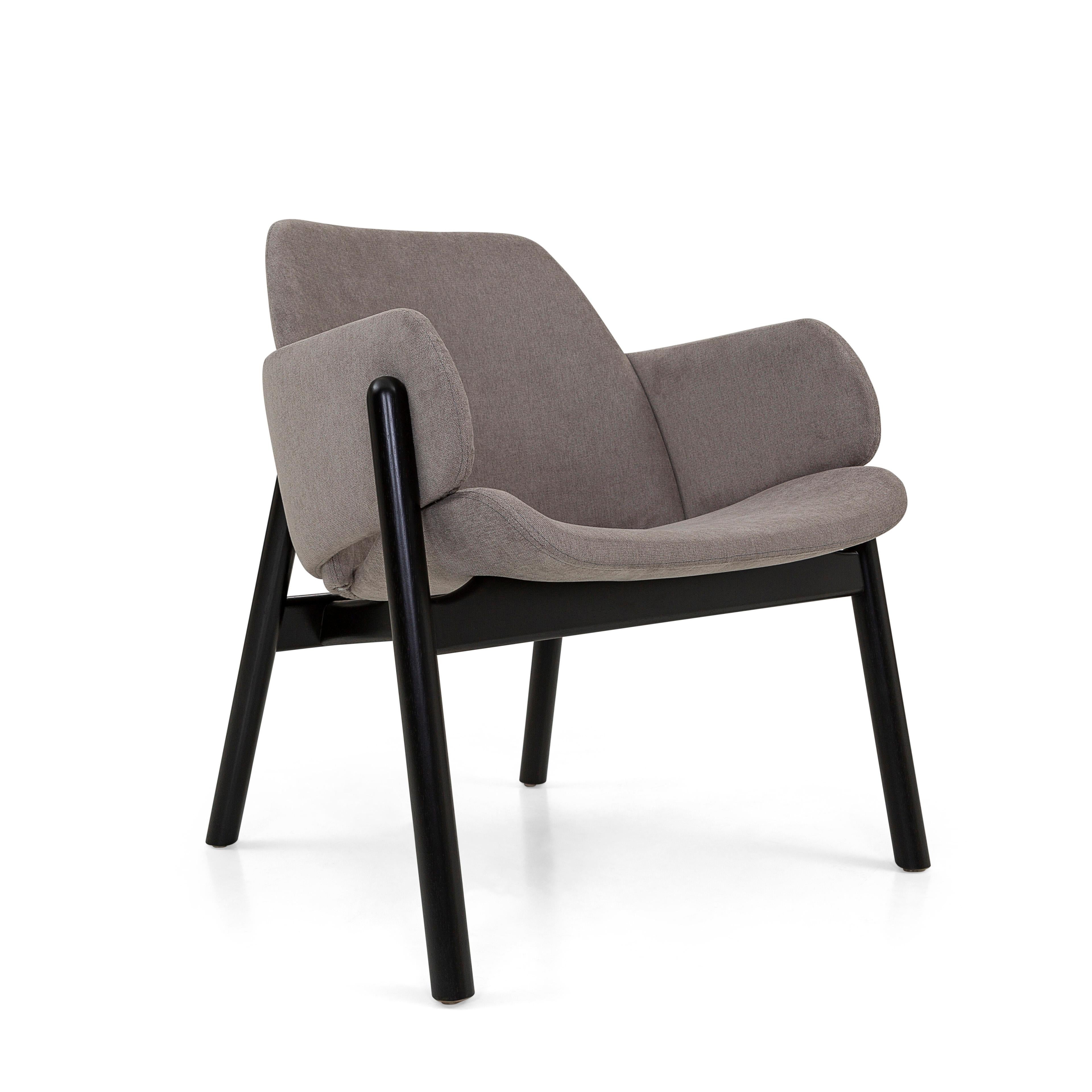 Oben Stuhl in grauem Stoff und schwarz lackiertem Gestell (Lack) im Angebot