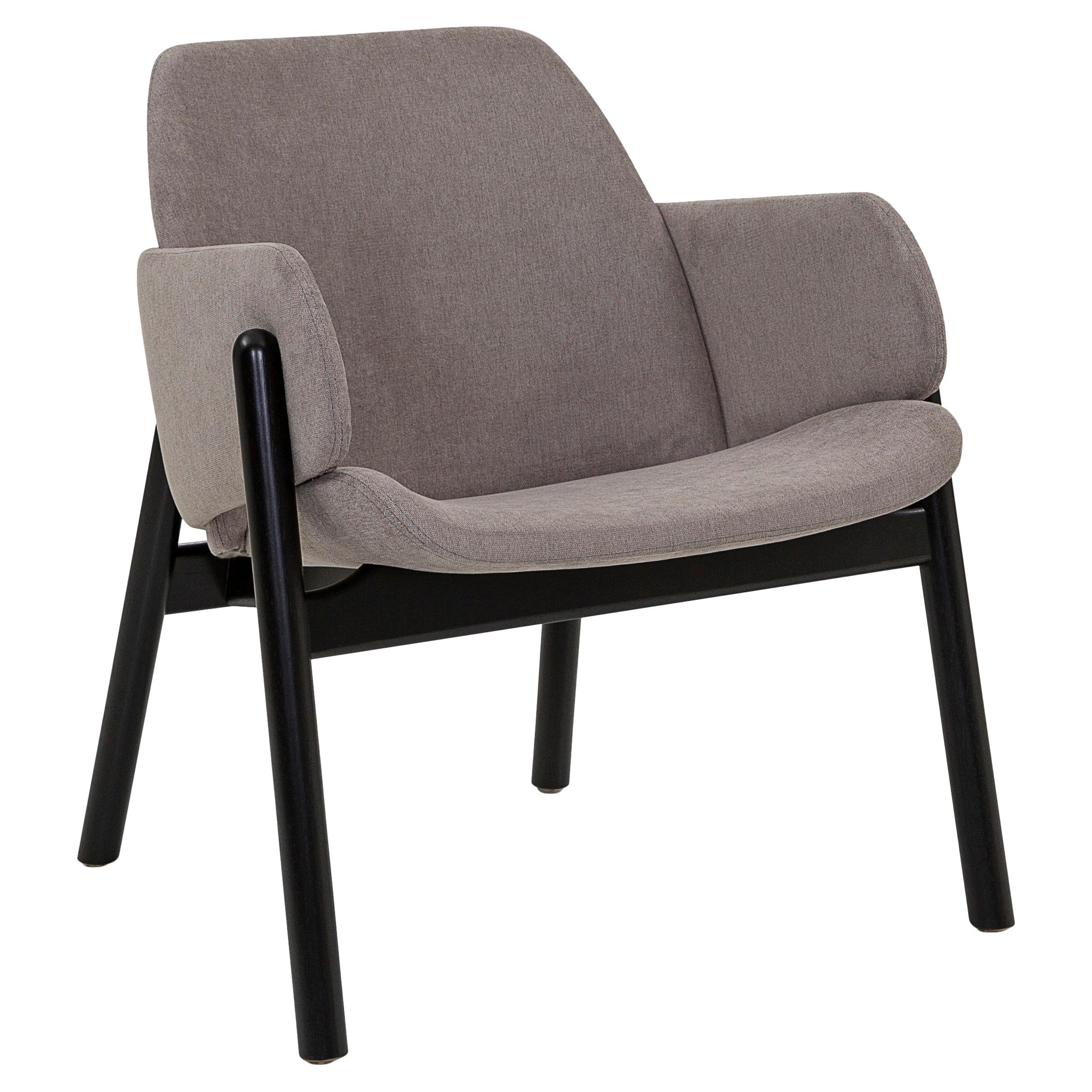 Oben Stuhl in grauem Stoff und schwarz lackiertem Gestell im Angebot