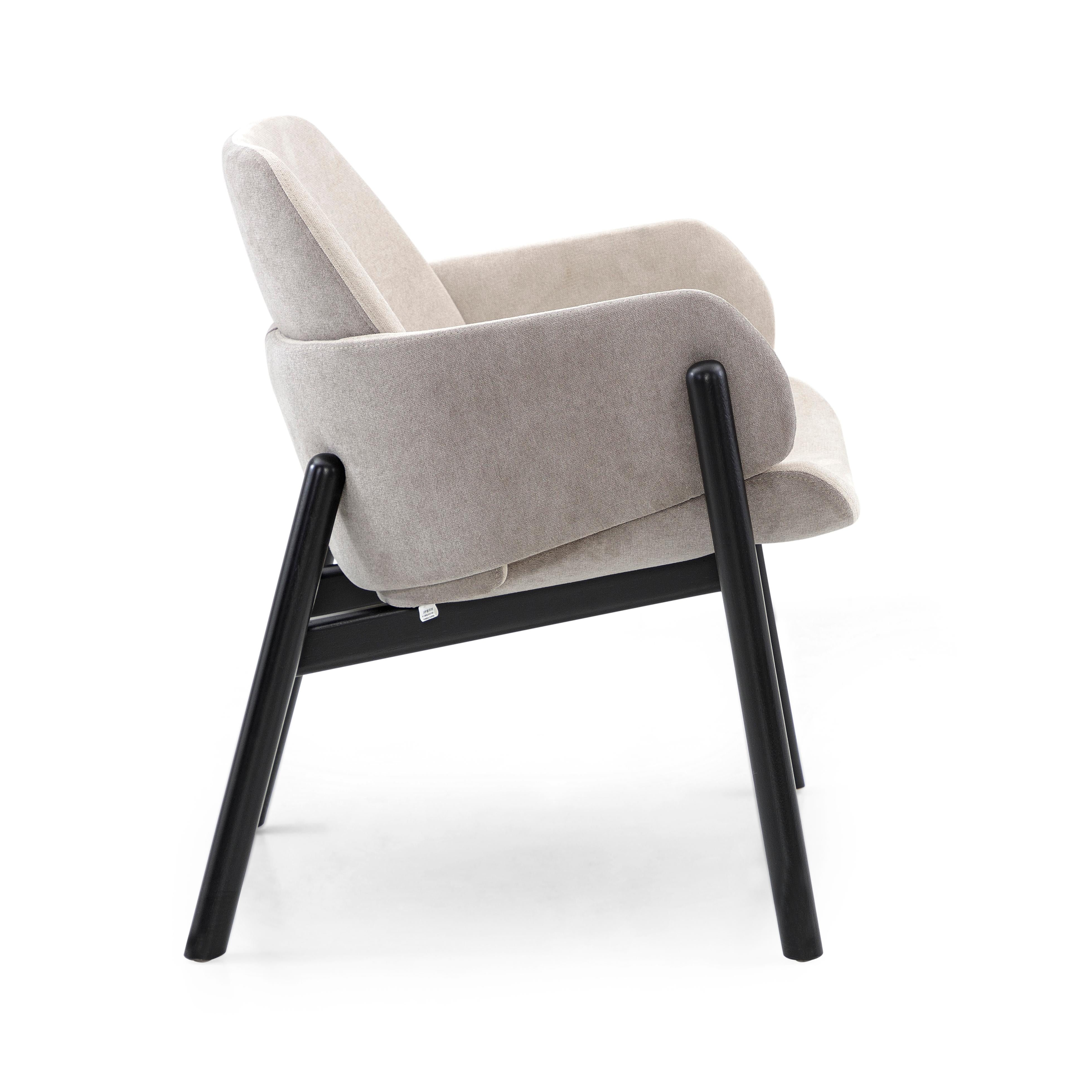 Der oben genannte Stuhl geht in puncto Design und Bequemlichkeit weit darüber hinaus. Durch die Kombination des hellgrauen Stoffes mit dem schwarz lackierten Gestell lässt sich der Above Stuhl sowohl in bereits eingerichteten als auch in neu