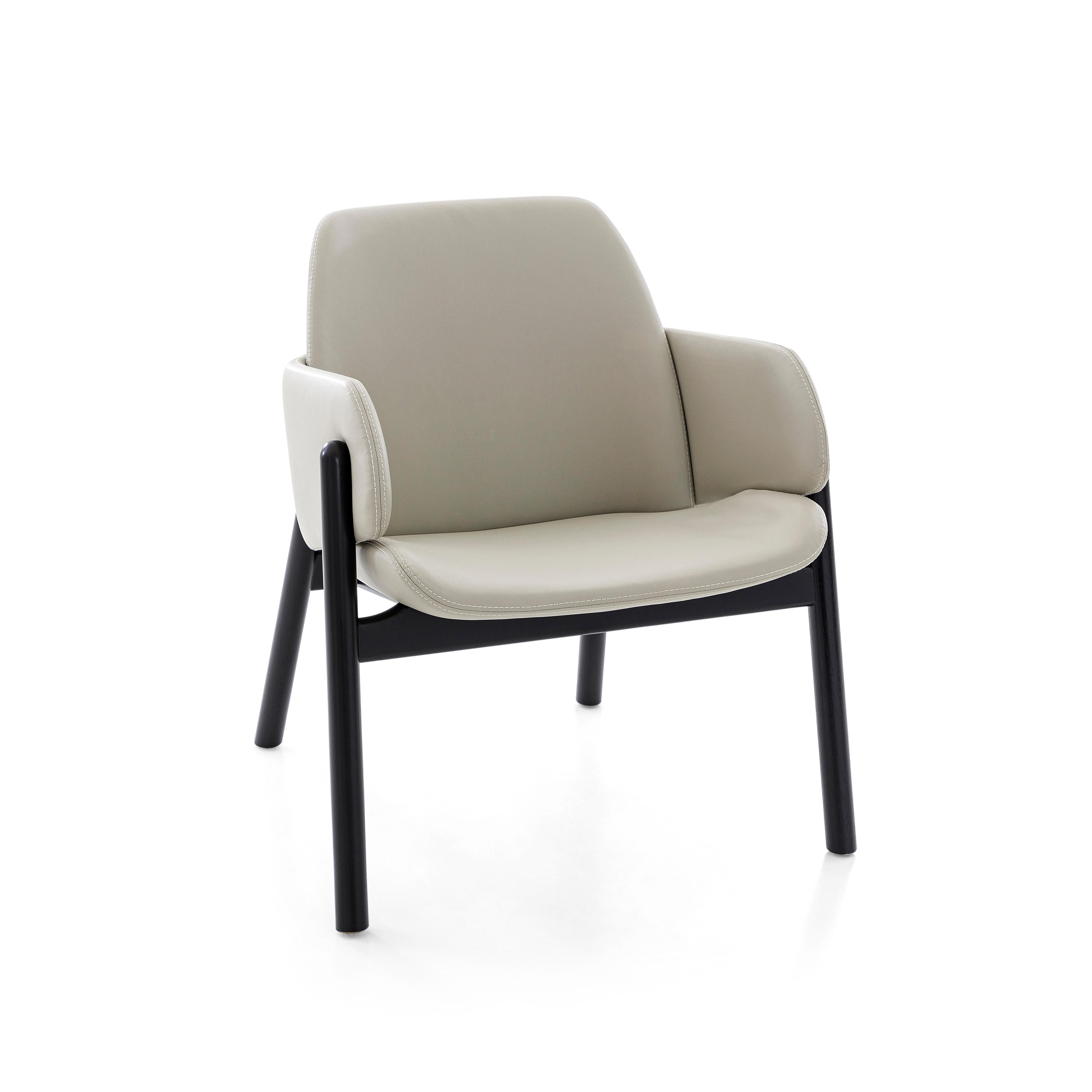 XXIe siècle et contemporain The Moderns Armchair with Black Matte Frame and Greige Leather - Above Collection en vente