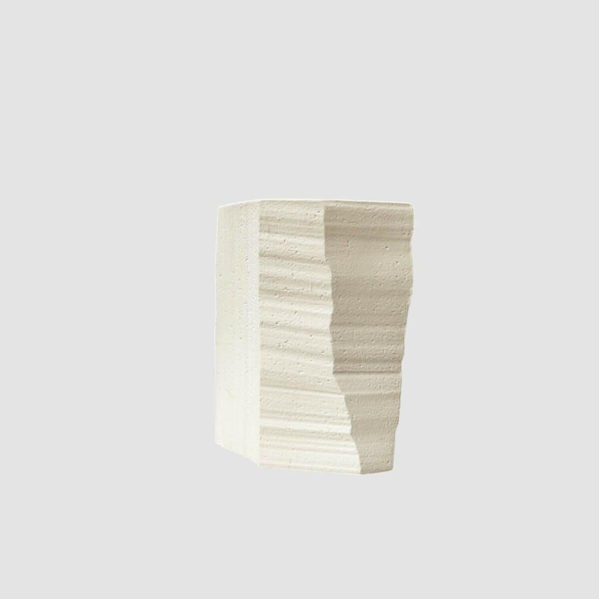 La collection Above Sea Level est le fruit d'une collaboration entre le designer néerlandais Klaas Kuiken et le célèbre atelier de céramique Cor Unum, qui associe un design expérimental à plus de 65 ans de savoir-faire artisanal. Composée de trois