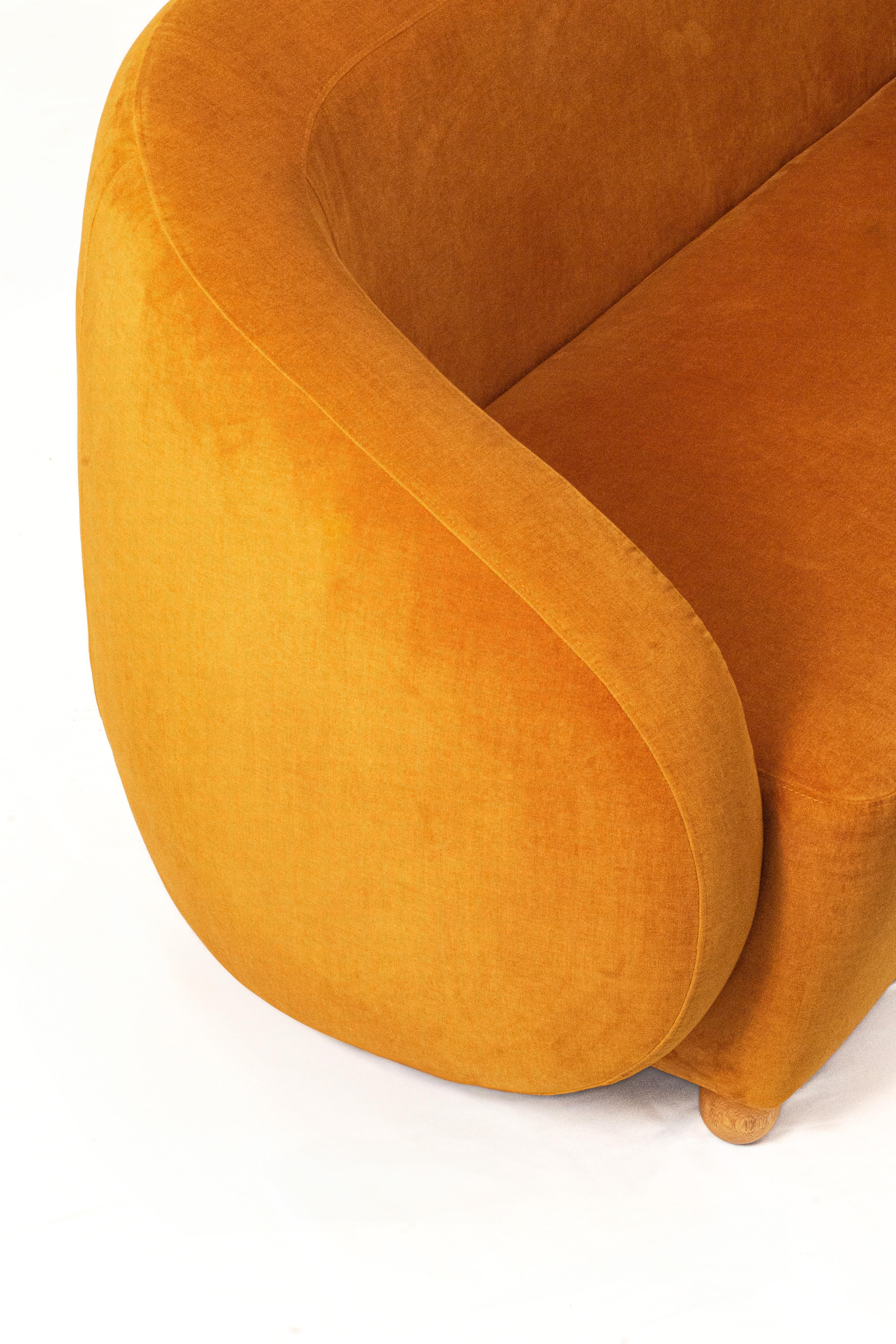 Situato a metà tra una poltrona e un piccolo divano, questo pezzo squisito vanta forme morbide e sensuali, offrendo raffinatezza e comfort. Dalle riunioni formali ai momenti di relax informale, si adatta senza sforzo a qualsiasi area di seduta.