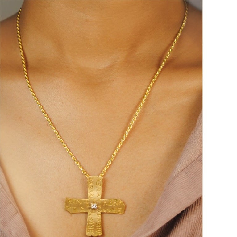 Revival Amuleto Croce Abracadabra in oro 18kt in vendita