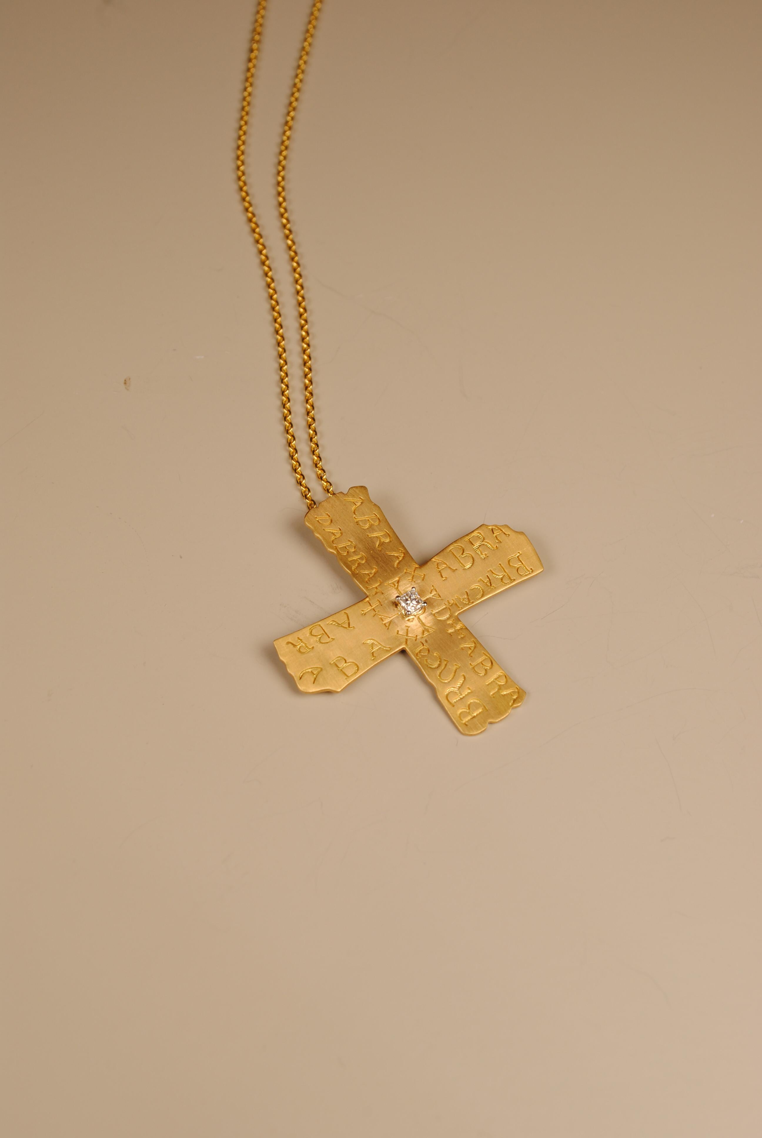 Amuleto Croce Abracadabra in oro 18kt In condizioni Nuovo in vendita a Mumbai, IN