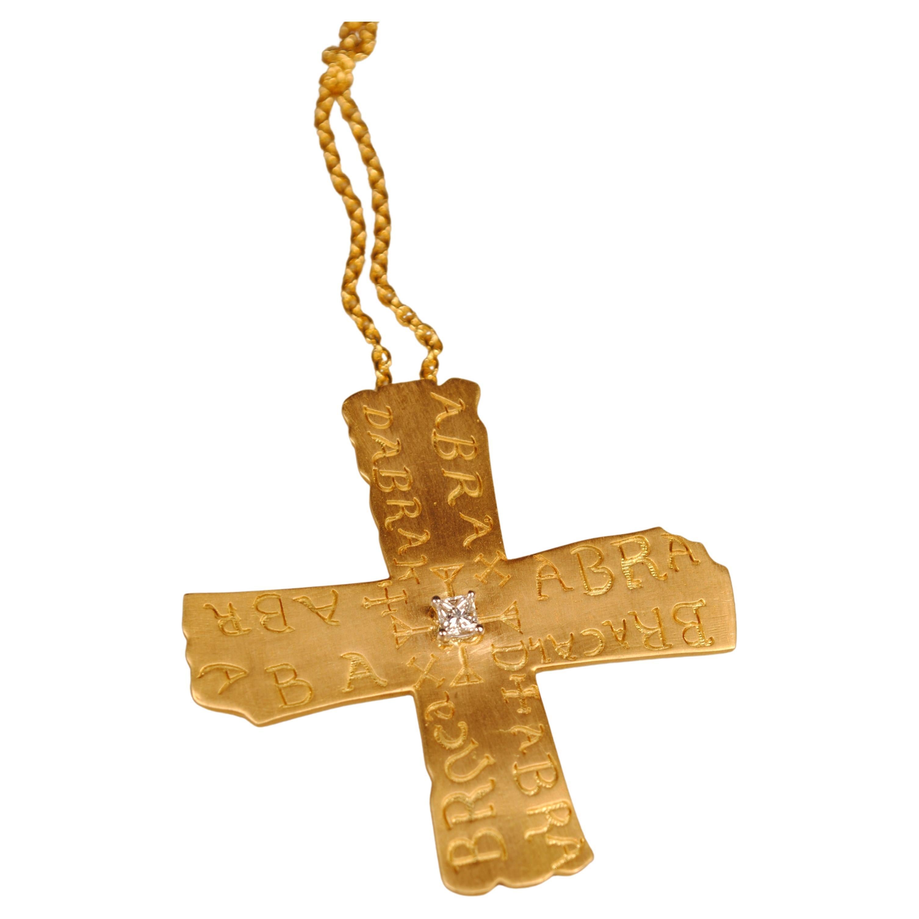 Il Talismano Croce Abracadabra, realizzato in lussuoso oro 18KT, trae ispirazione da un manufatto del VI-VII secolo. Ornato da simboli magici e dal potente incantesimo 