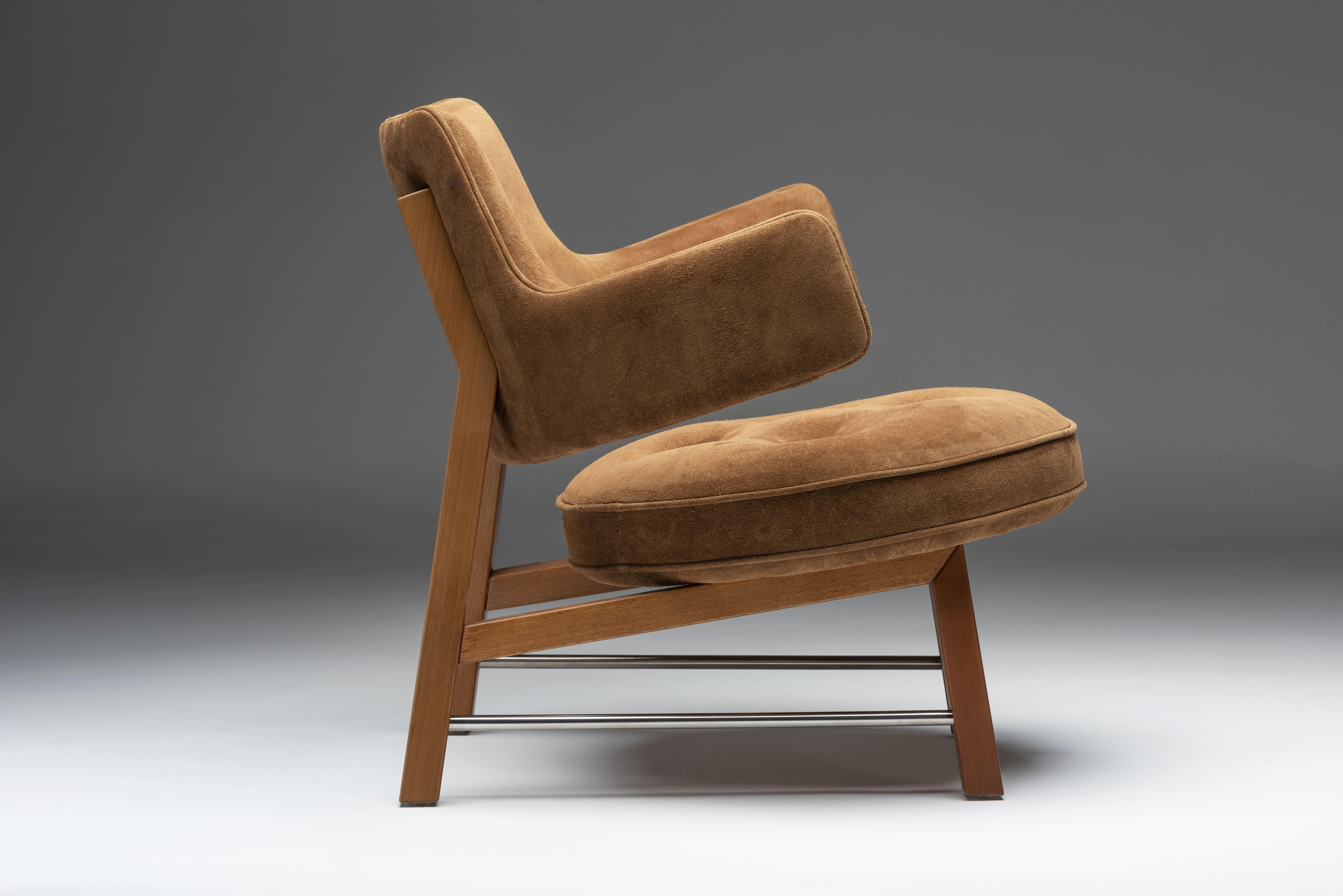 Le fauteuil Abraço présente un design moderne et élégant, réalisé avec une combinaison sophistiquée de bois de haute qualité et d'acier inoxydable. Sa structure robuste assure durabilité et stabilité, tandis que le revêtement en daim apporte une