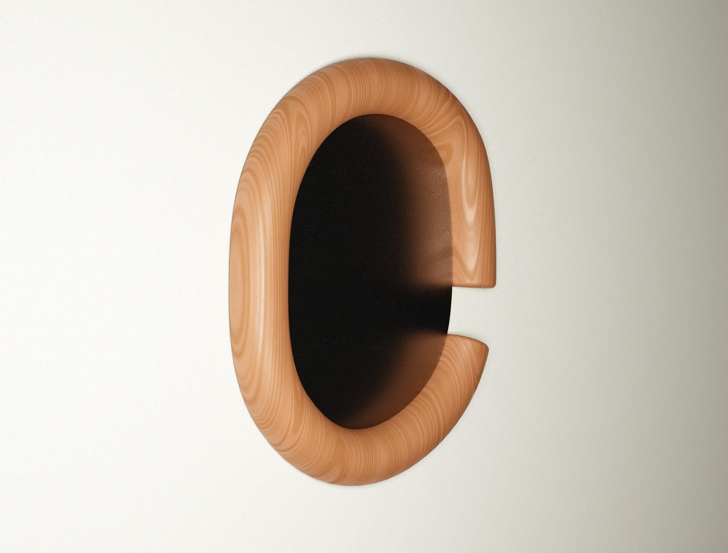 Il legno viene scolpito in un flusso sensoriale, presentando forme curvilinee e voluttuose. Lo specchio da parete 
