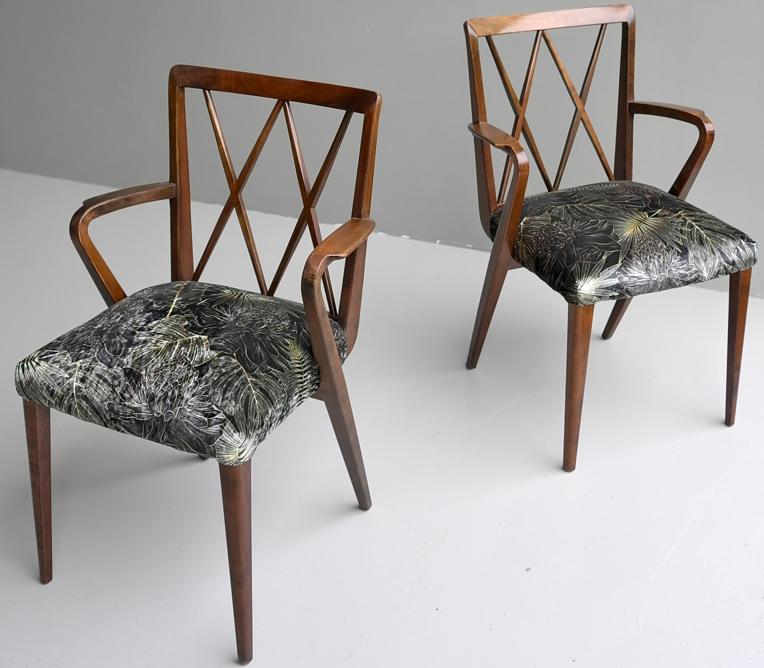Abraham A Patijn Poly-Z Dining room chairs, The Netherlands 1950s. These Walnut chairs are newly upholstered in a Tropical fabric with leaf Pattern

size chairs: Height 88 cm, width 55 cm, depth 57 cm, seat height 48 cm.

Please ask us for an
