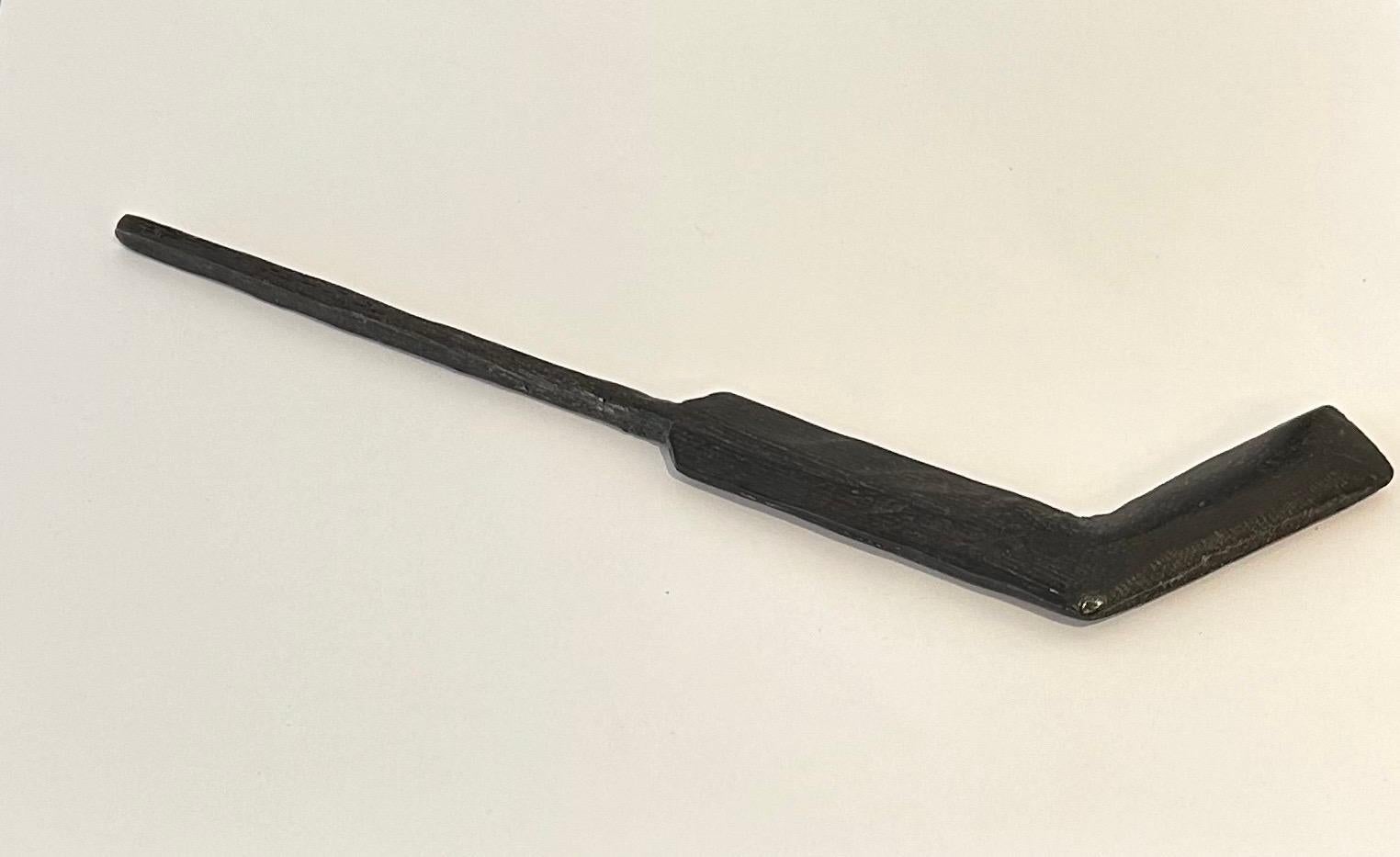 Scultura in bronzo di un portiere di hockey creata da un artista Inuit contemporaneo, questo è un pezzo unico di cultura sportiva. Con un bastone da portiere, un guanto, un blocco e una maschera old school rimovibili, questo pezzo prende due punti