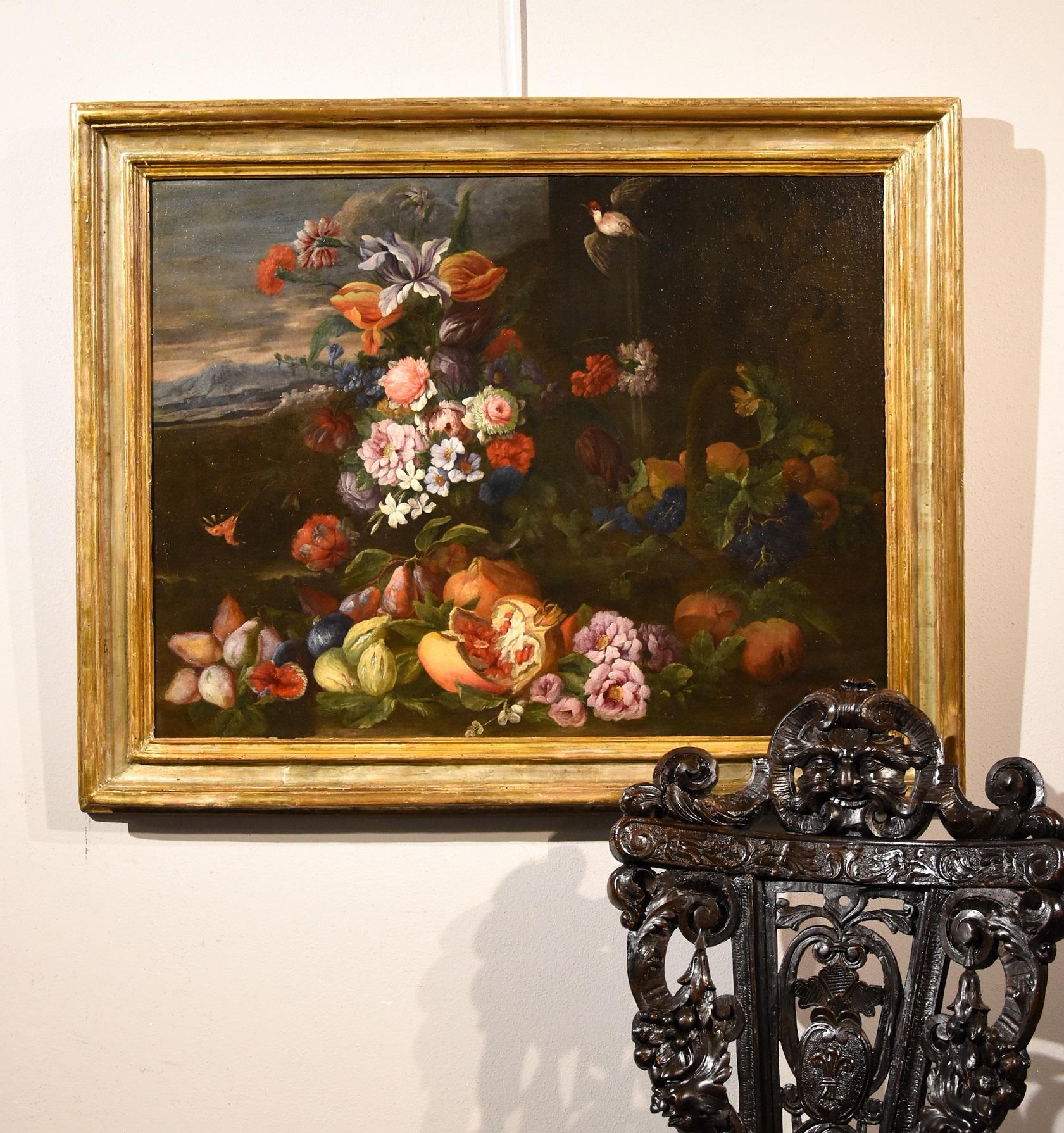 Peintre actif à Rome dans la seconde moitié du XVIIe siècle - Entourage d'Abraham Brueghel (Anvers:: 1631 - Naples:: 1697)
Nature morte de fleurs et de fruits avec un paysage en arrière-plan et un petit chardonneret en vol

Huile sur toile
cm.