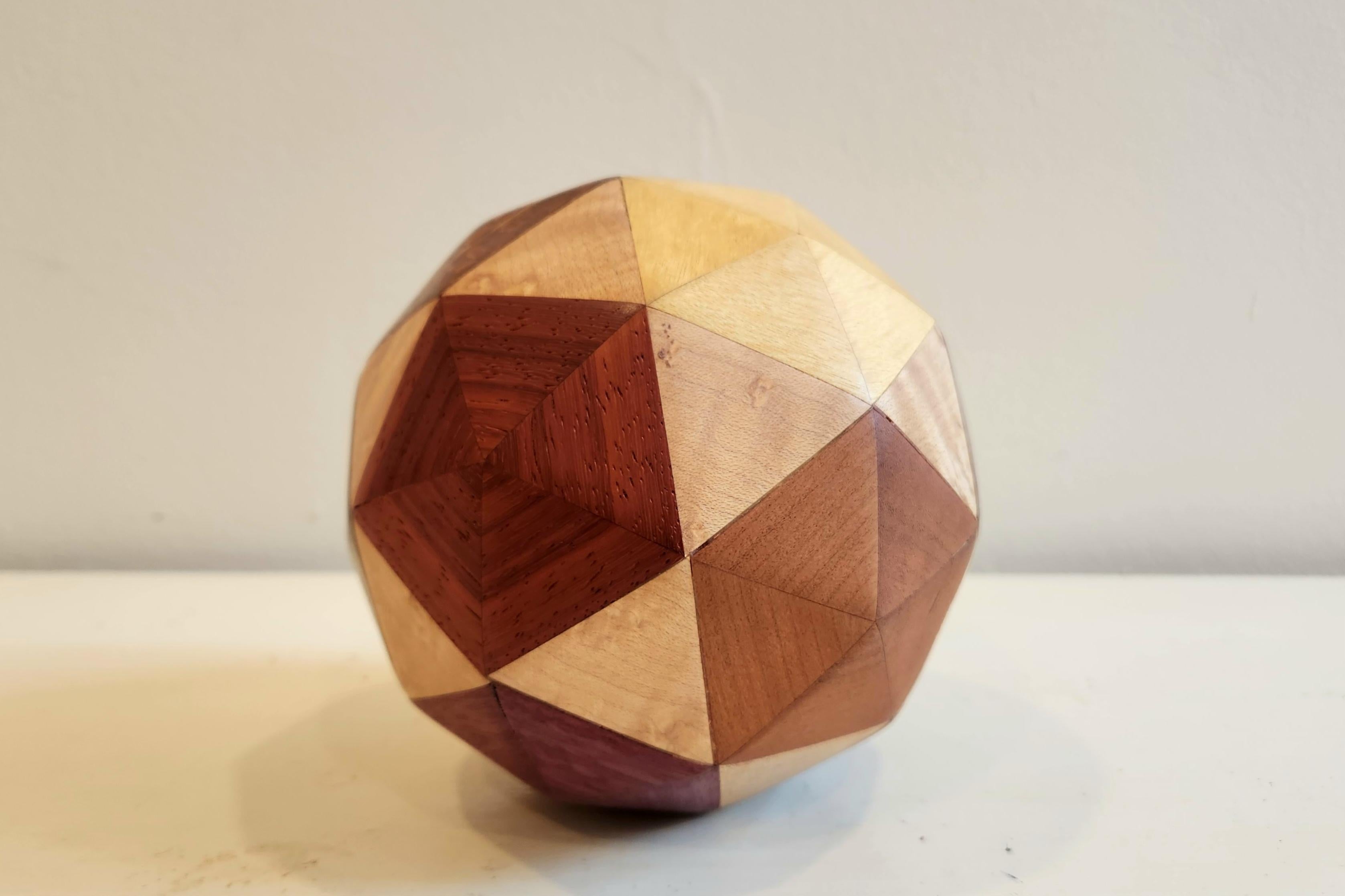 Skulpturale Kugel - Icosahedron Frequenz 2 – Sculpture von Abraham Ferraro