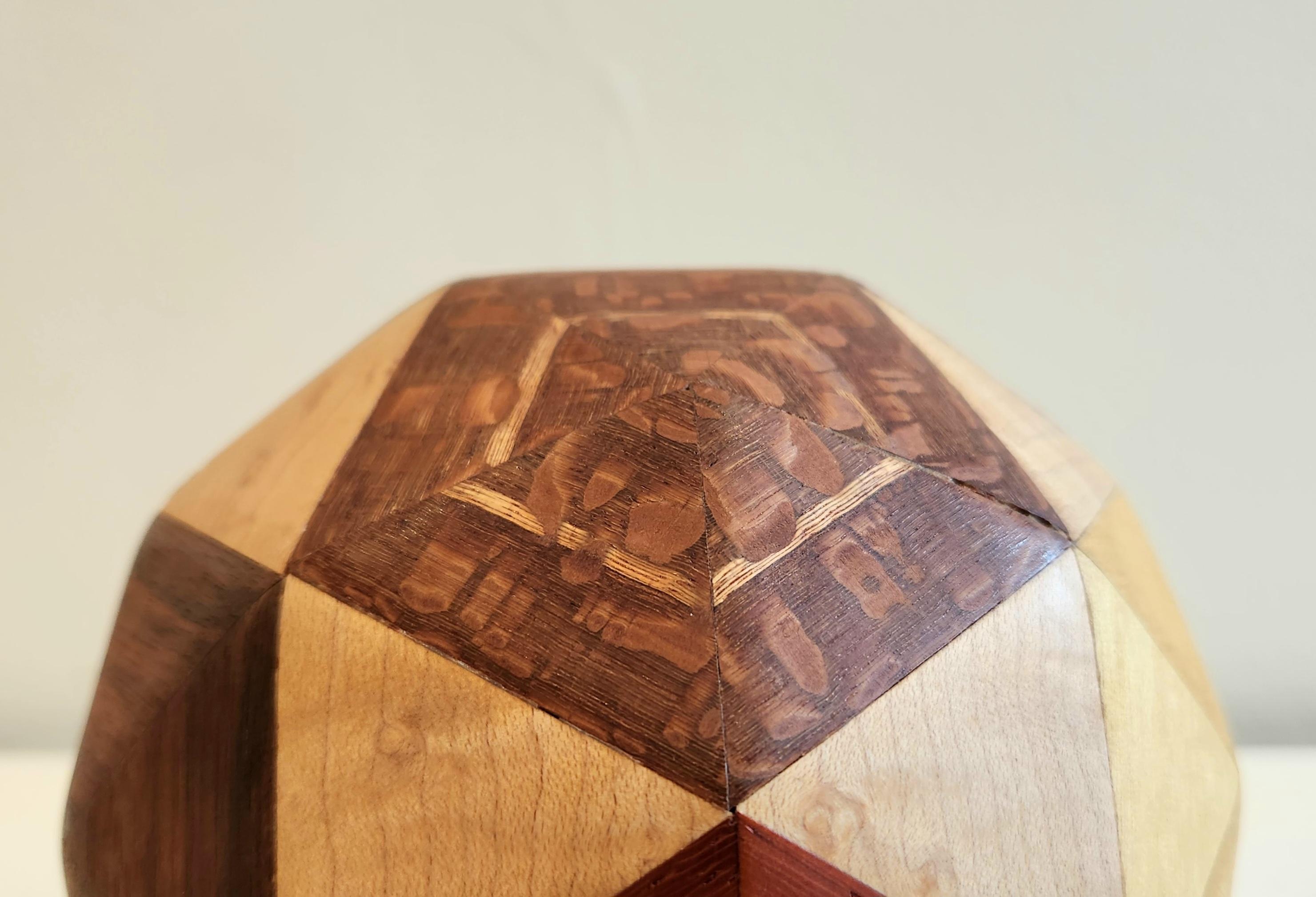 Orbe sculpté Icosahedron Frequency 2 en vente 1
