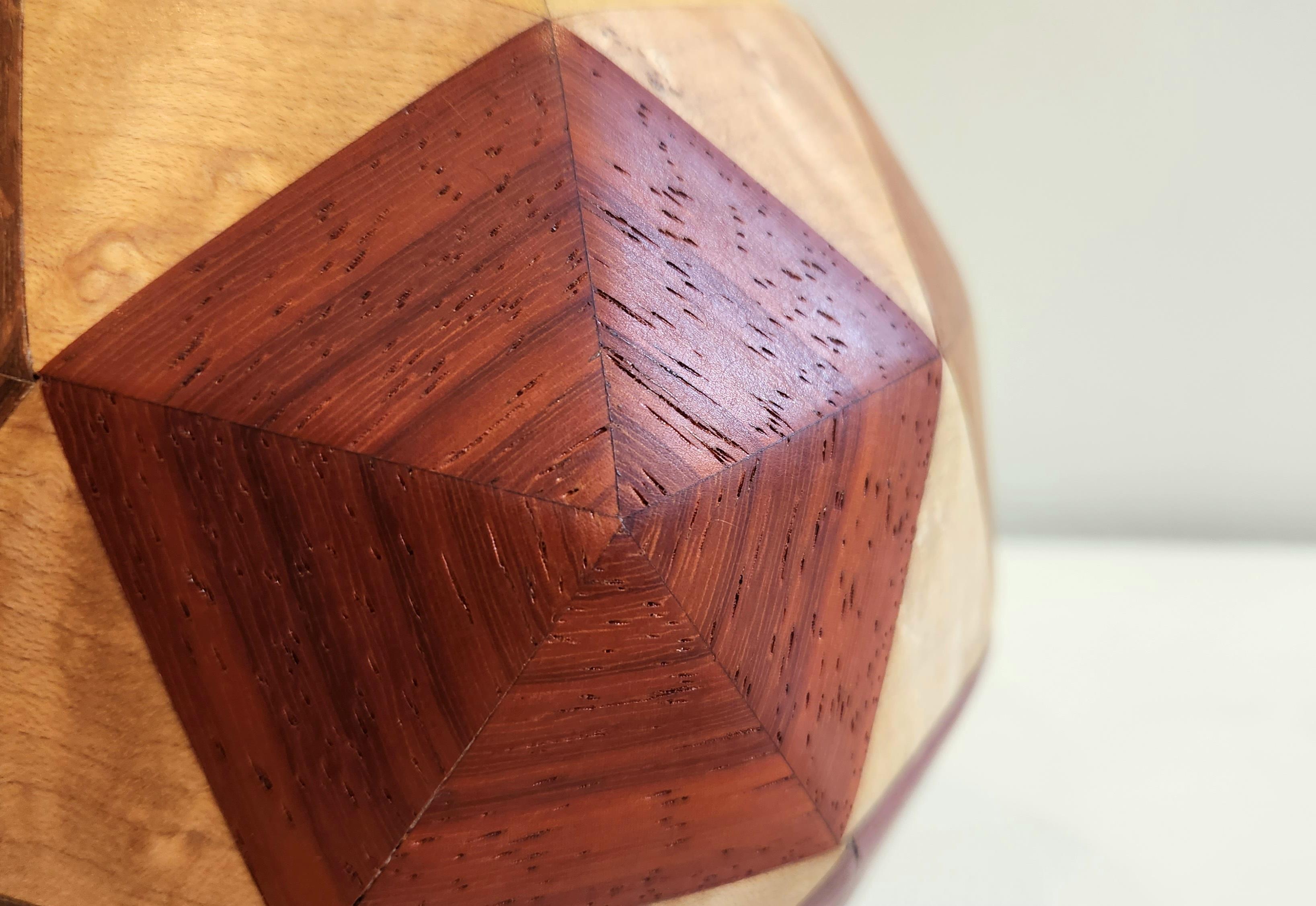 Skulpturale Kugel - Icosahedron Frequenz 2 im Angebot 4