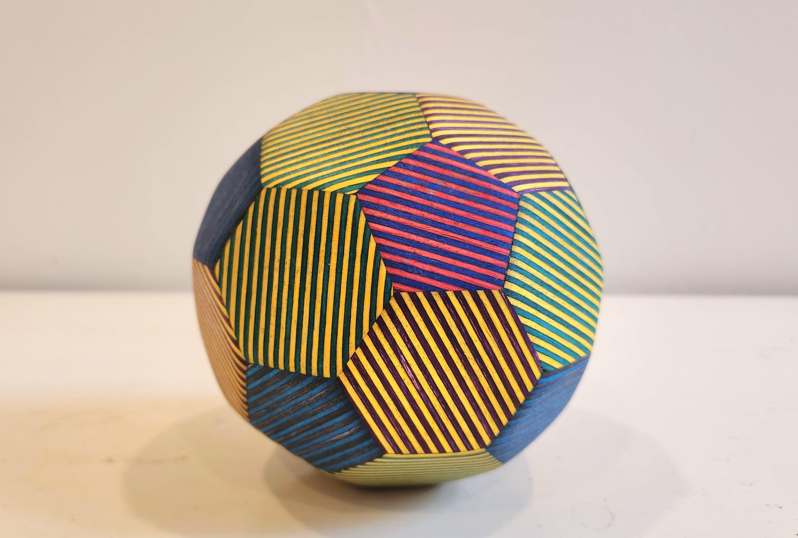 Skulpturale Kugel – Truncated Icosahedron im Angebot 1
