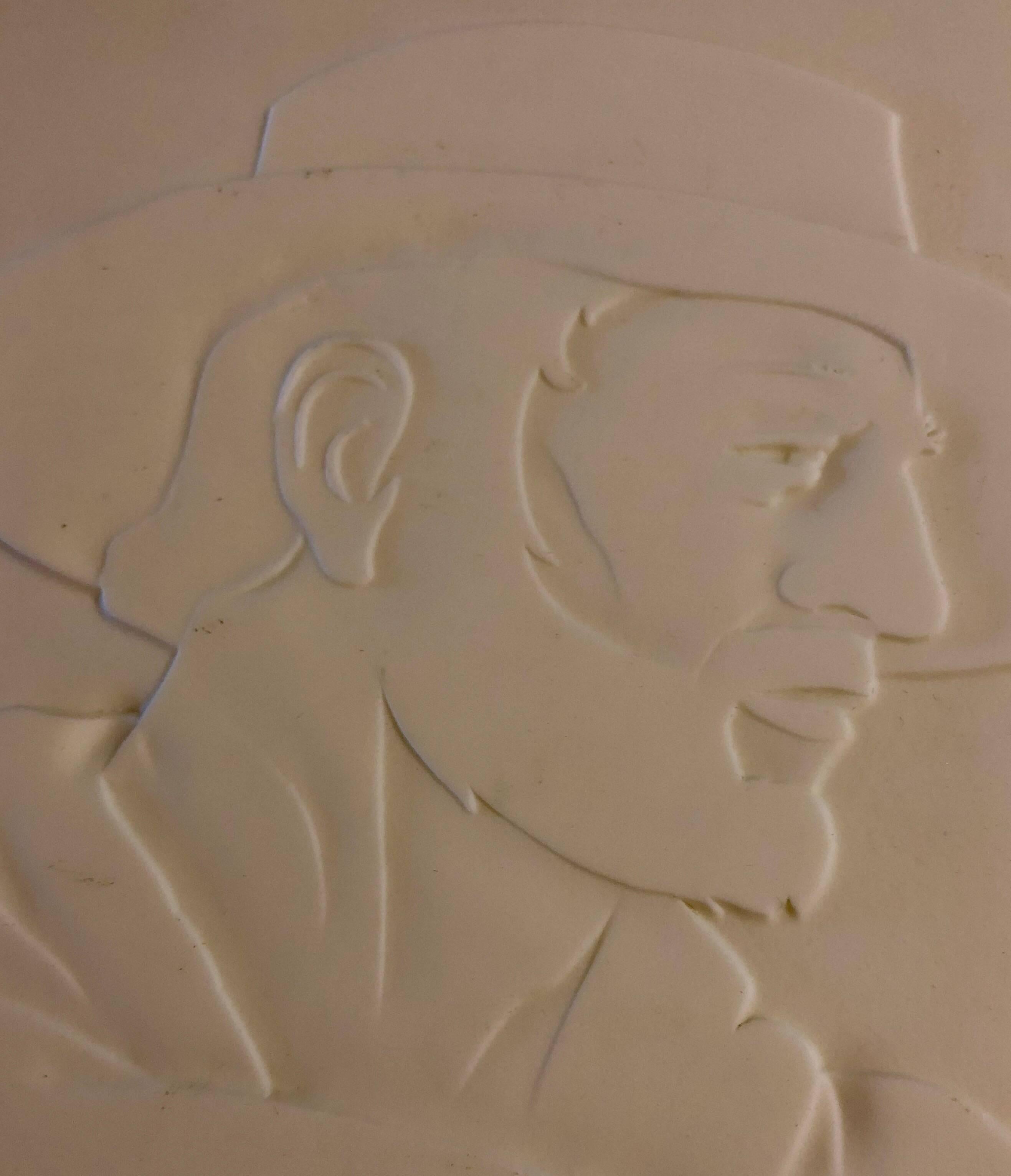 Seltene geschnitzte Milchglas-Skulptur-Tafel Cowboy Indian WPA-Künstlerin Americana (Realismus), Sculpture, von Abraham Harriton