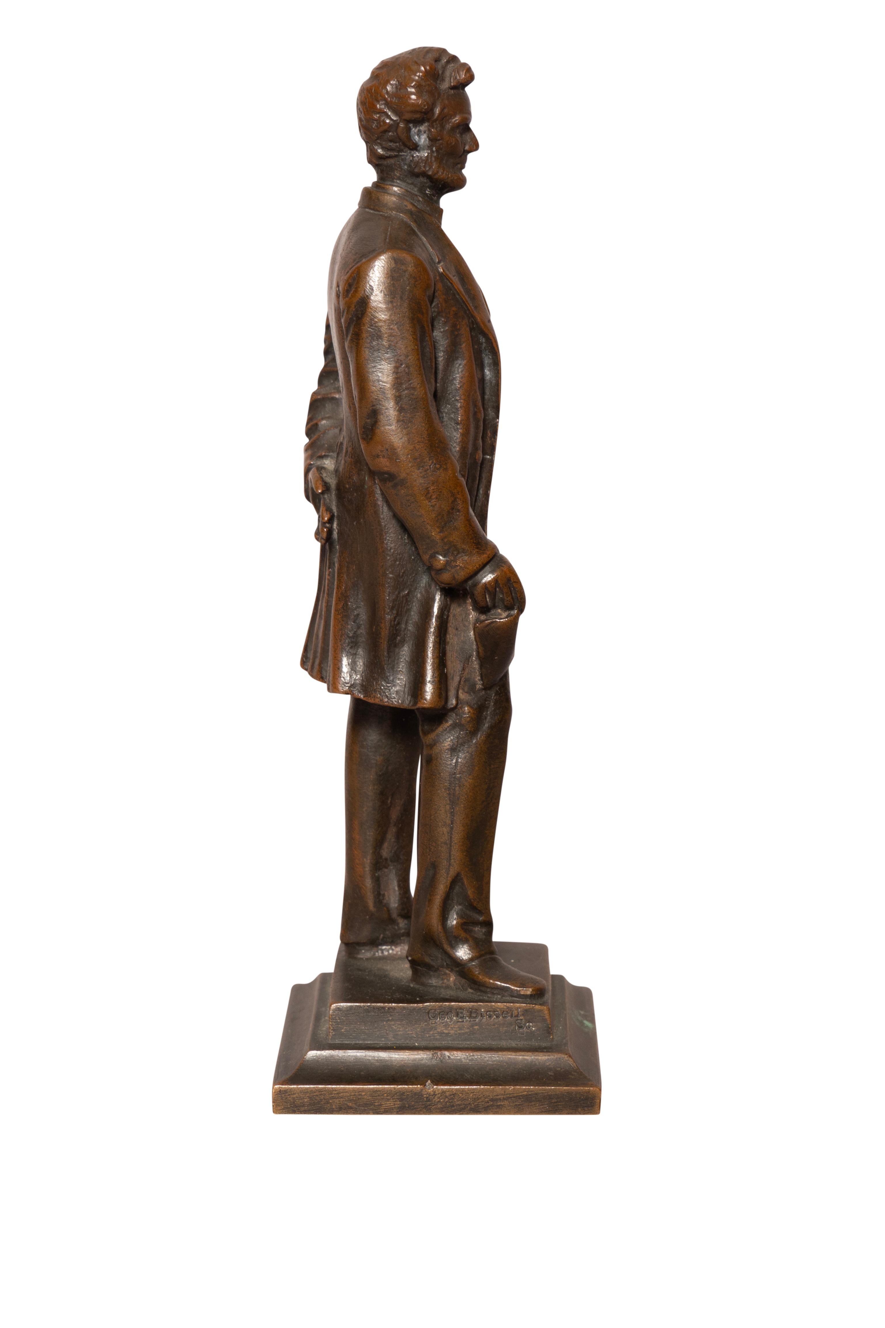 Präsident Lincoln stehend mit einem Manuskript in der Hand. Gorham Co Gießerei. Copyright 1898. Unterzeichnet George E. Bissell. Ein bekannter amerikanischer Bildhauer, geboren in New Preston Ct.