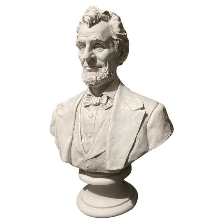 Il Busto Ritratto di Abraham Lincoln è una scultura potente e dignitosa che cattura l'essenza di uno dei presidenti più venerati d'America. Tipicamente realizzato in bronzo, marmo o resina, questo busto mette in mostra i tratti inconfondibili di