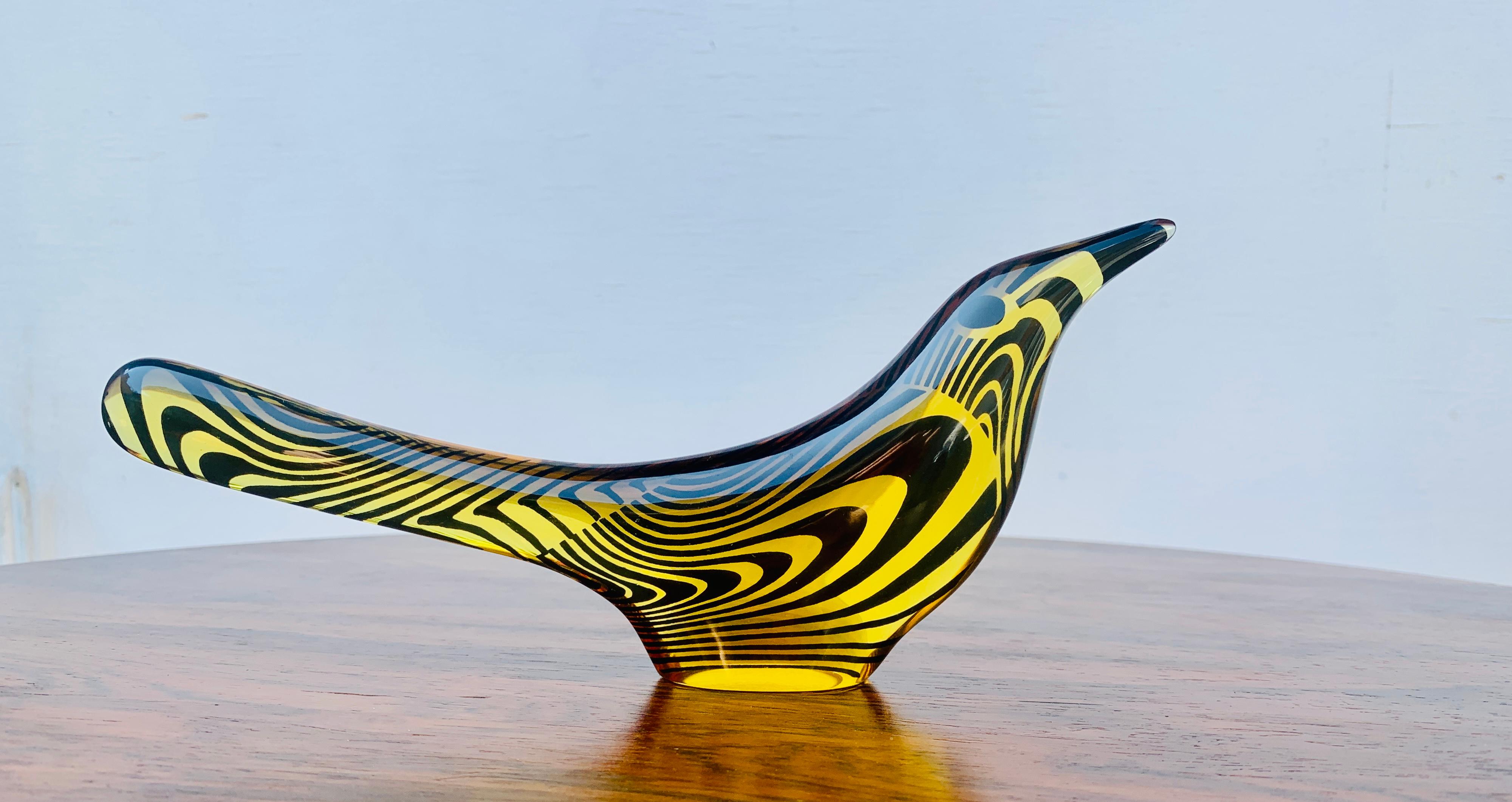 Abraham Palatnik (1928-2020)
Vogel-Skulptur, um 1960
Polyesterharz und Pigmente.
Maße: (21,5 x 9,5 x 2,5 cm)
Diese Skulptur aus Polyesterharz stellt einen Vogel in den Farben Gelb und Schwarz dar 
Es gehört zu einer Reihe von Tierskulpturen,