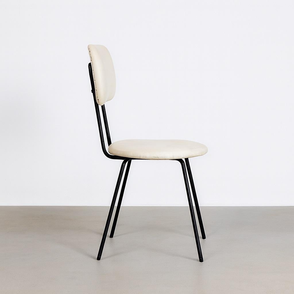 Abraham Palatnik. Stuhl, um 1950. Metall und original weißes Curvin im Angebot 3