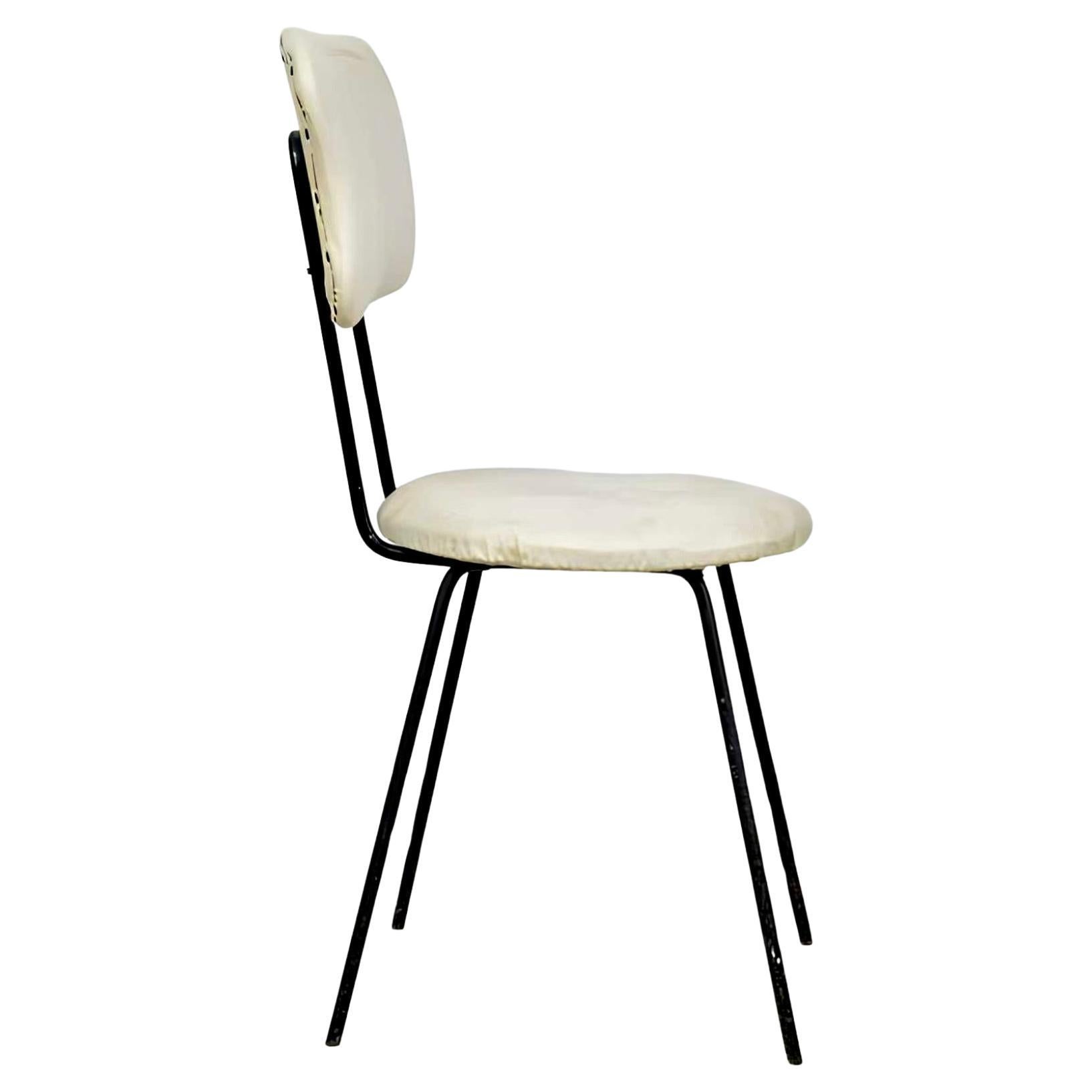 Abraham Palatnik (1928-2020)
Stuhl, um 1950

Dieser seltene Stuhl, der um 1950 von Abraham Palatnik entworfen wurde, zeigt das frühe Interesse des Künstlers an industriellen Materialien und modernistischen Strukturen. Das aus schwarz lackiertem