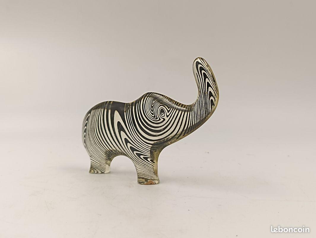 Abraham Palatnik, Éléphant, sculpture cinétique en résine acrylique, Brésil, vers 1960 Bon état - En vente à PARIS, FR