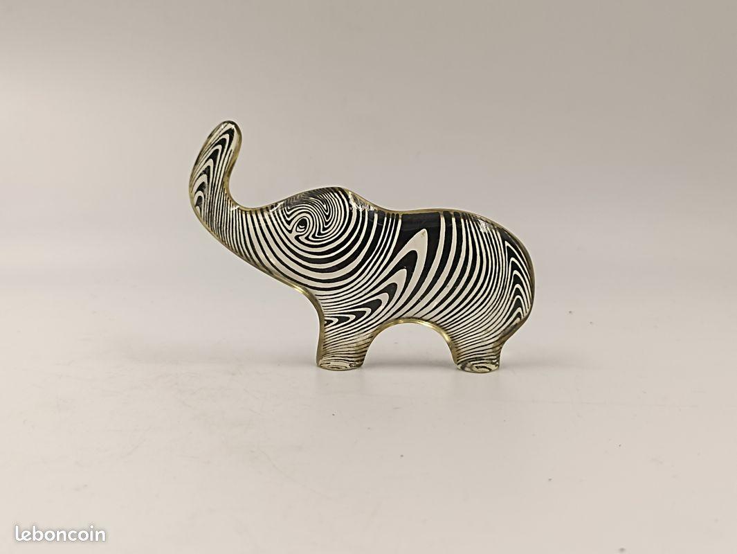 Abraham Palatnik, Elephant, Kinetic Sculpture in Acrylic Resin, Brazil, C. 1960 For Sale 1