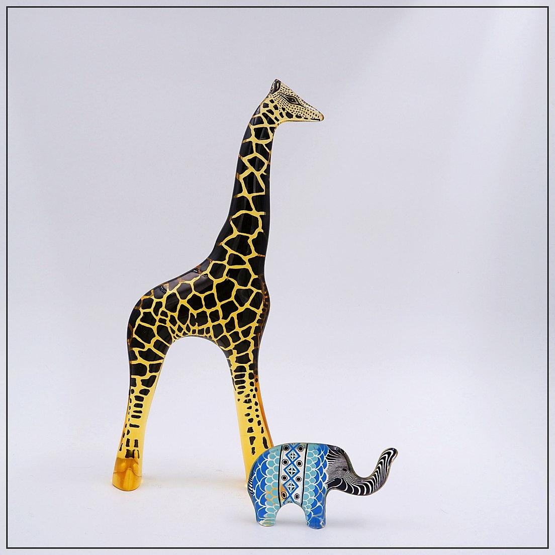 Abraham Palatnik Gran Jirafa Escultura acrílica de lucita - Brasil Años 70
Decoración - Op Art - Escultura
Medidas : 5,5cmx14cm H:31,5cm 
Material : Lucite 
Escultura cinética de una jirafa. Hecho de acrílico. Arte Óptico / Arte Cinético, un