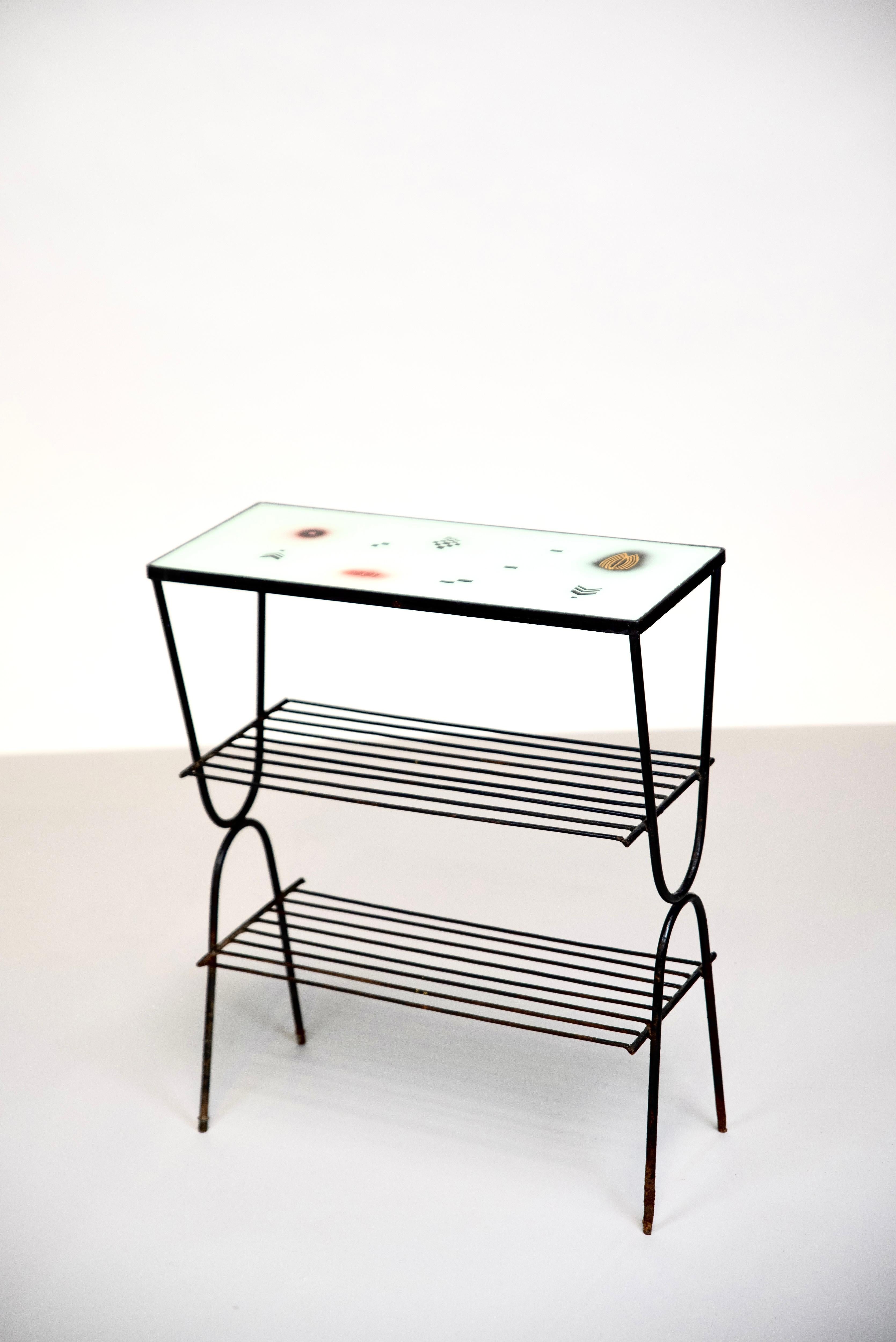 Abraham Palatnik, an essential figure in cinematic art in Brazil, made this very original console in 1961. Resting on four legs and a structure with two iron trays, plus another upper painted glass top, material and technique preferred by the