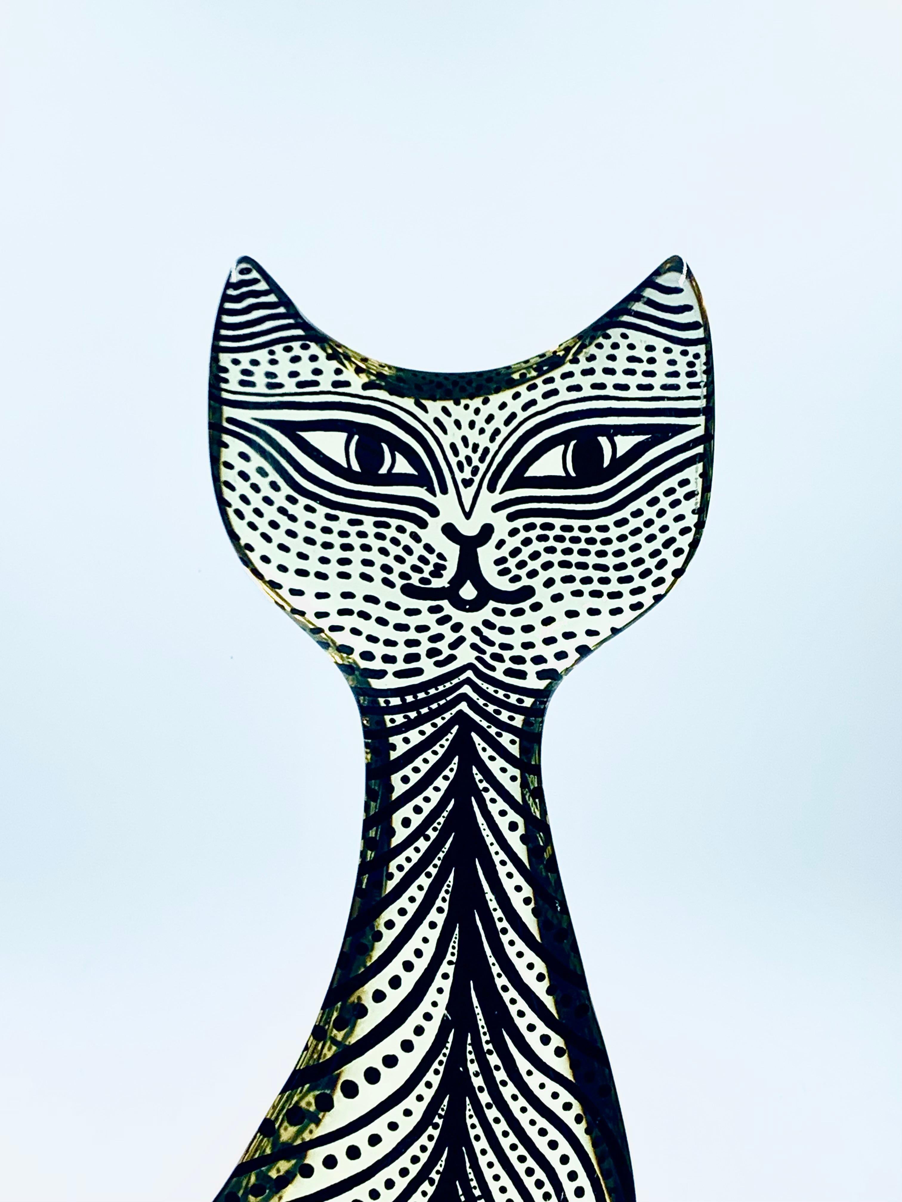 Un gran gato de lucita con decoración negra.
El gato de mayor tamaño fabricado por Palatnik.
Firmado en la pieza, excelente estado, c.1970, fabricado en Brasil.