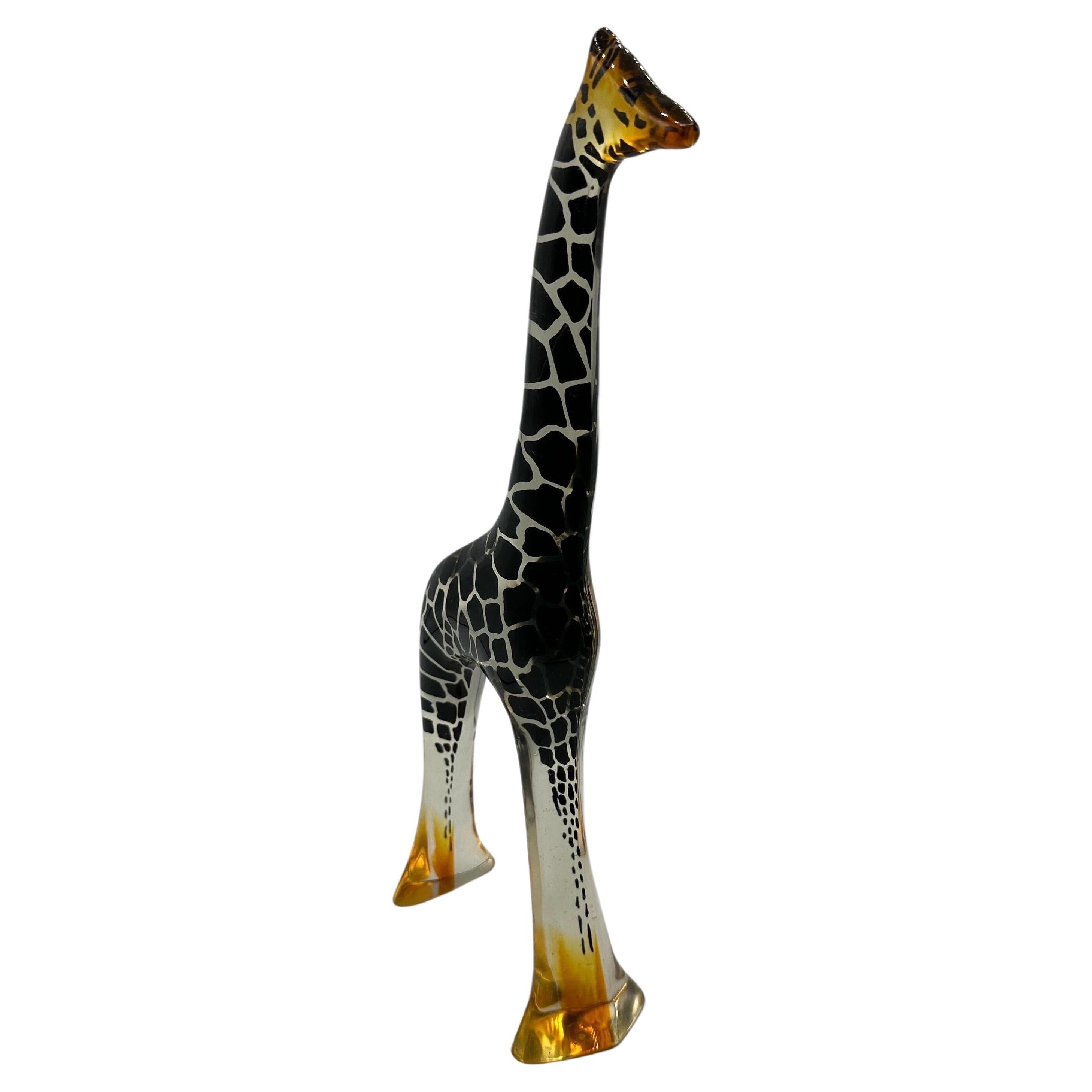 Splendida scultura di giraffa in resina di grandi dimensioni dell'artista brasiliano Araham Palatnik.  Dettaglio del contorno nero racchiuso in resina trasparente con ombre gialle alla base. 