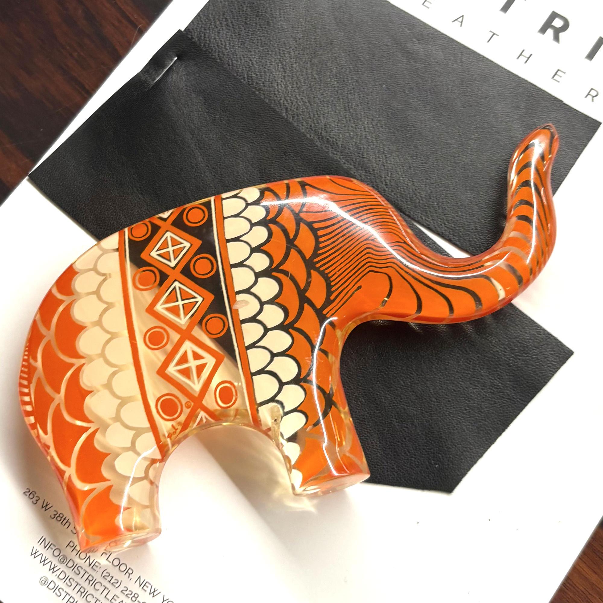 Abraham Palatnik Lucite Acrylic Red Elephant Figurine Brazil In condizioni buone in vendita a Chattanooga, TN