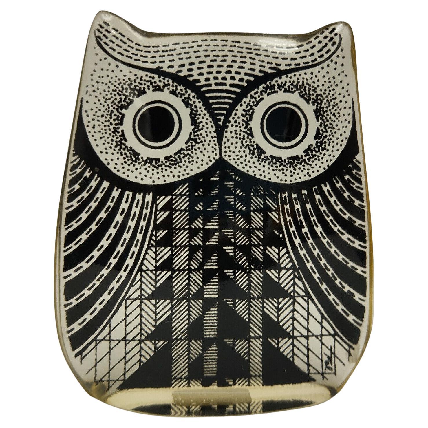 Abraham Palatnik. Owl II, c 1970. Signed under the base. Painted acrylic resin For Sale