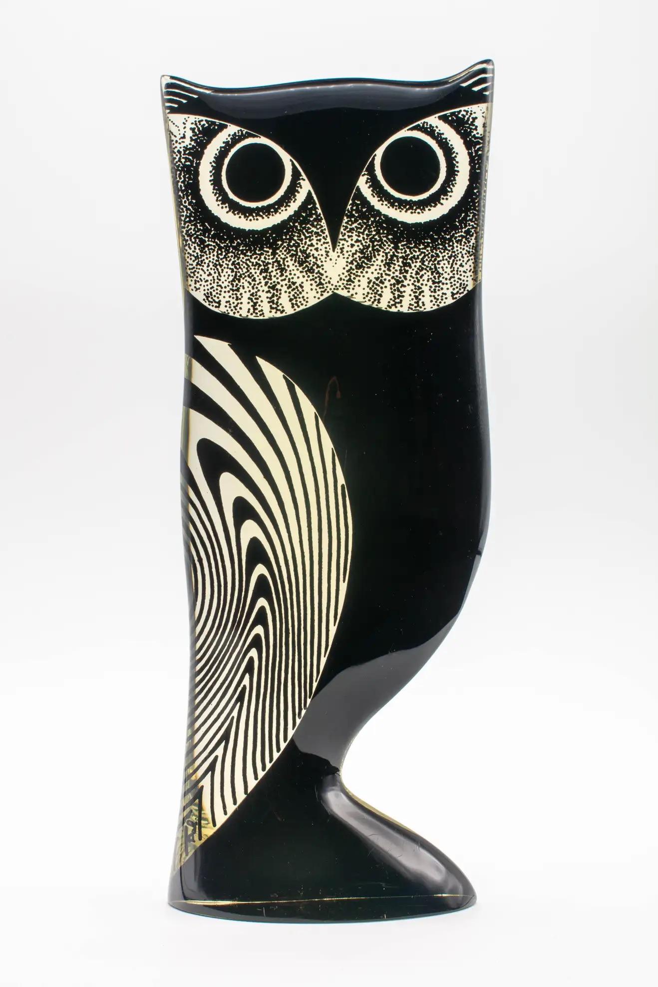 Abraham Palatnik,
Owl, Kinetic sculpture in acrylic resin. Brazil, c. 1970. Signed (19 x 8 x 3 cm)
This Polyester resin sculpture representing a bird, in the colors yellow and black 
It is part of the series of animal sculptures that Abraham