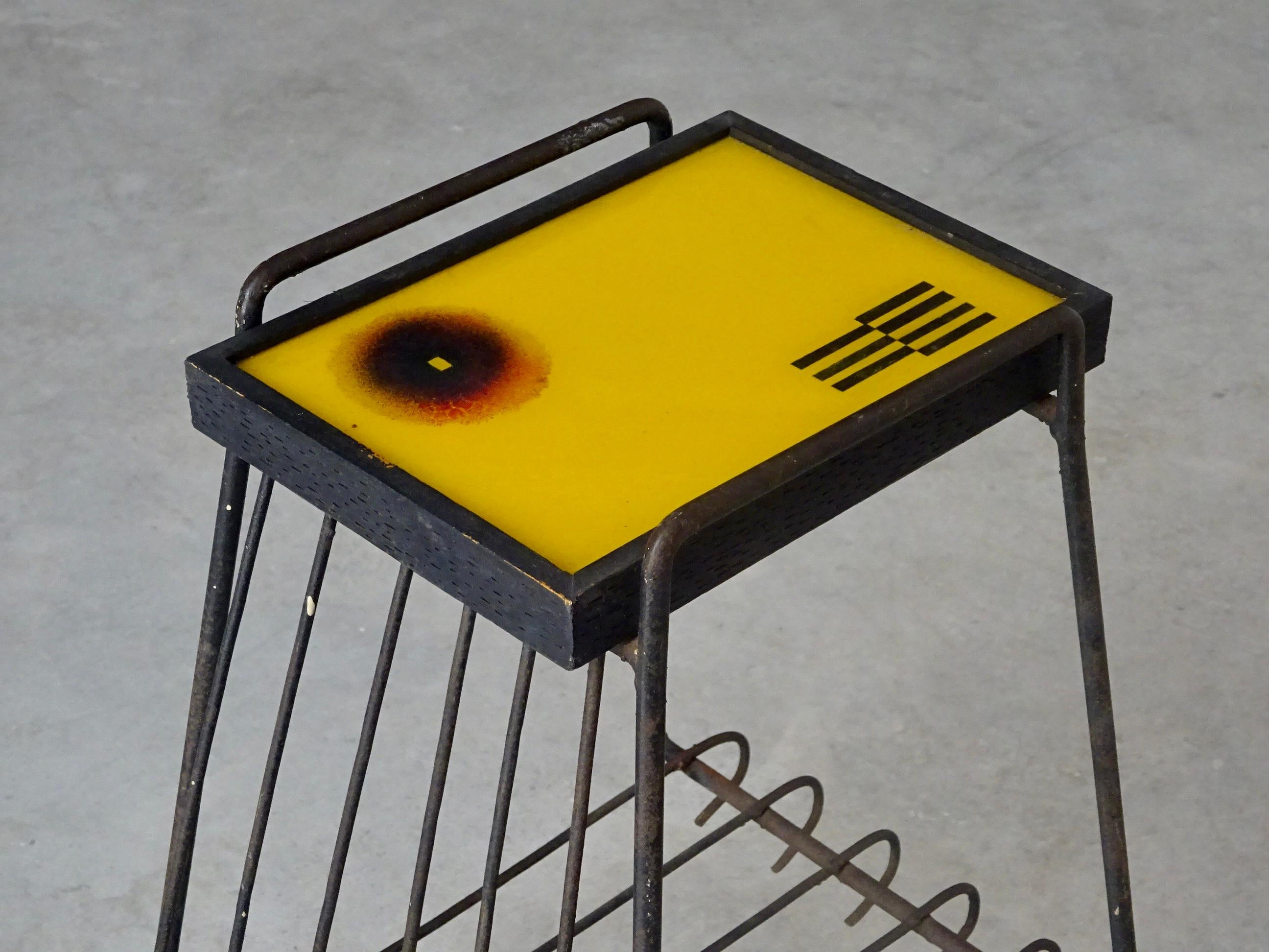 Abraham Palatnik side table with painted glass. Arteviva, 1950s. In Good Condition For Sale In Barcelona, ES