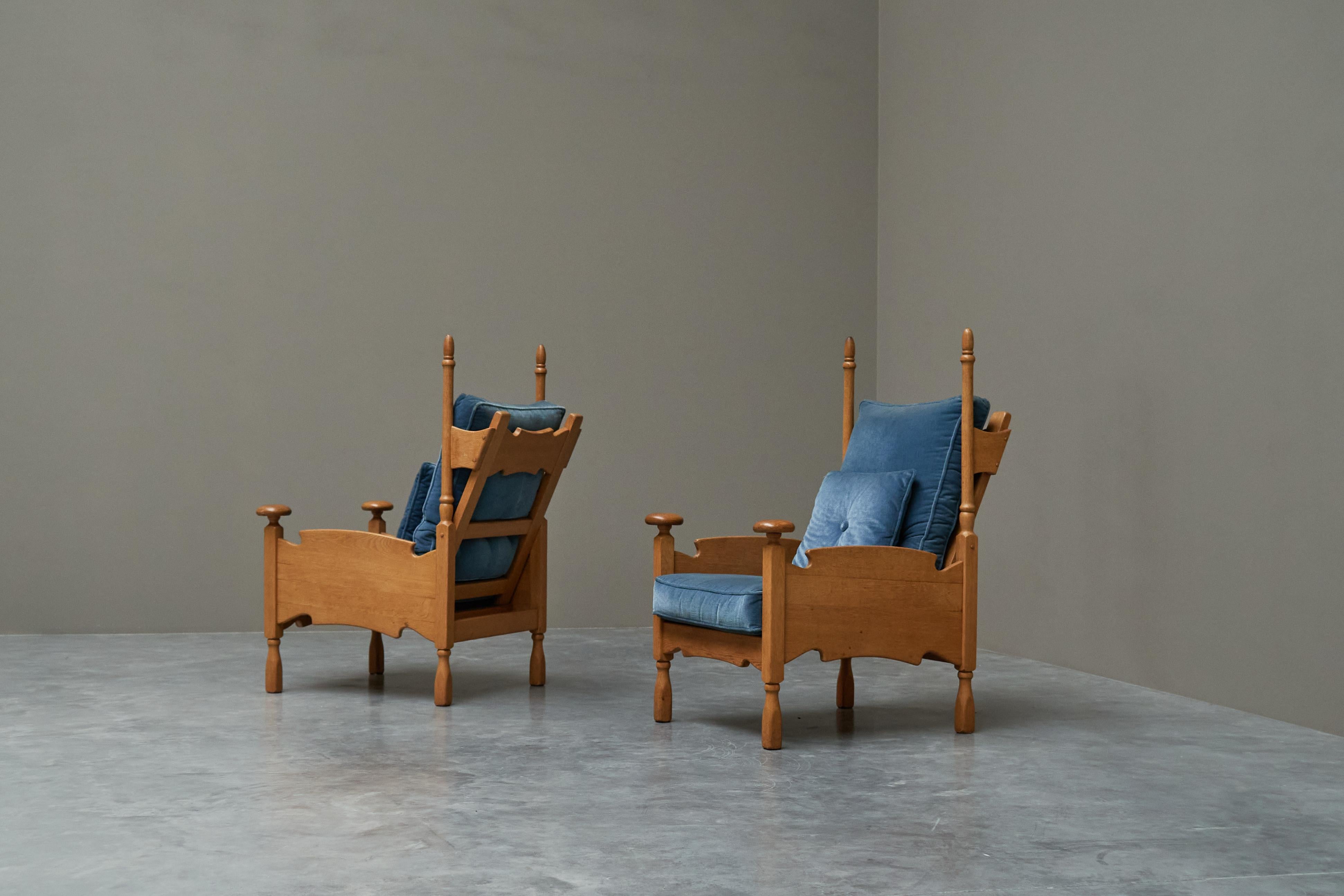 Abraham Sprij Pair of 'Siegfried' Lounge Chairs in Solid Oak and Blue Velvet The Netherlands 1960s

These are two wonderful and rare solid oak lounge chairs called ‘Siegfried’ by Abraham Sprij for his Dutch company Sprij Meubelen, mid 1960s.

A