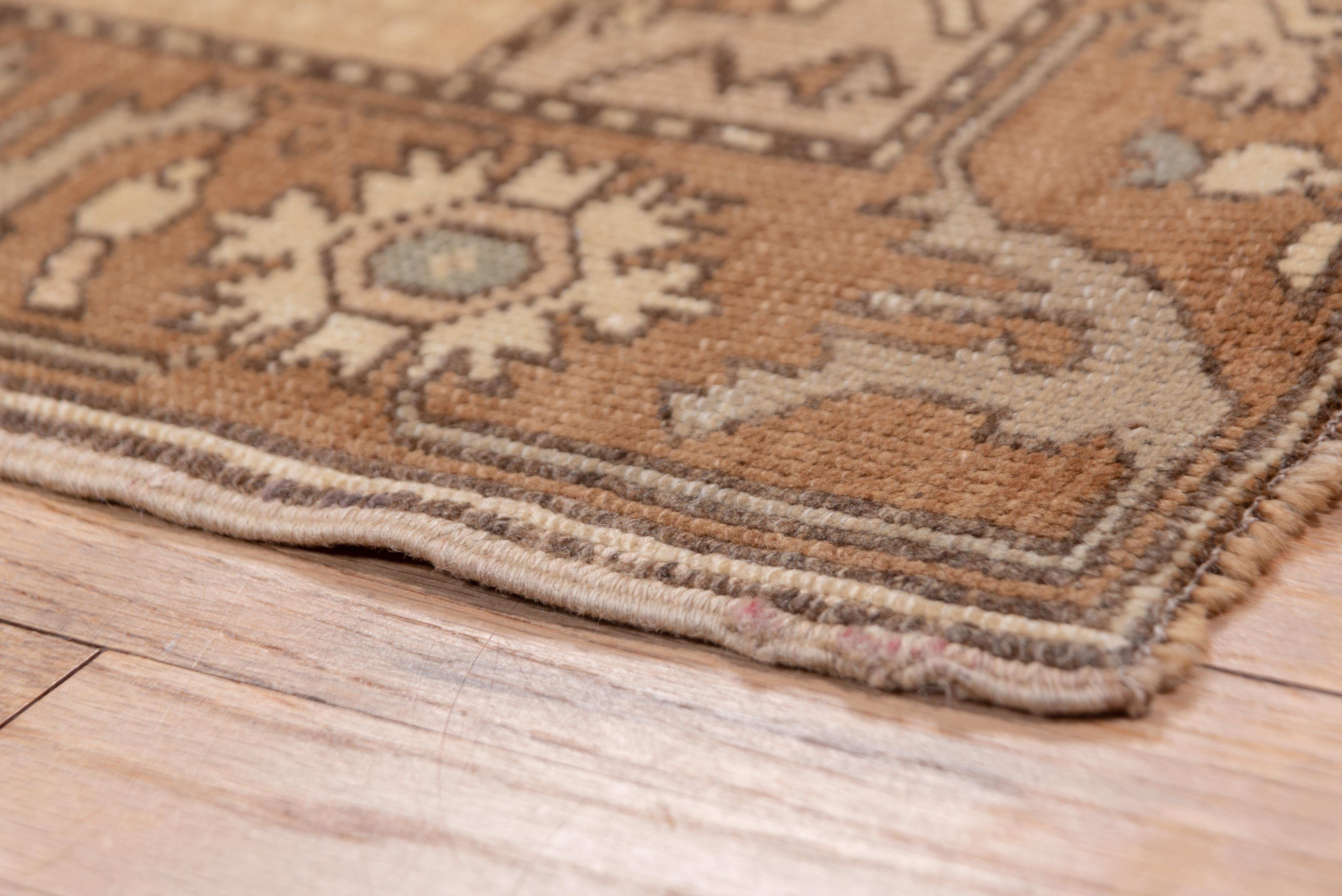 Abrashed Vintage Oushak-Läufer, neutrale Farbtöne (Wolle) im Angebot