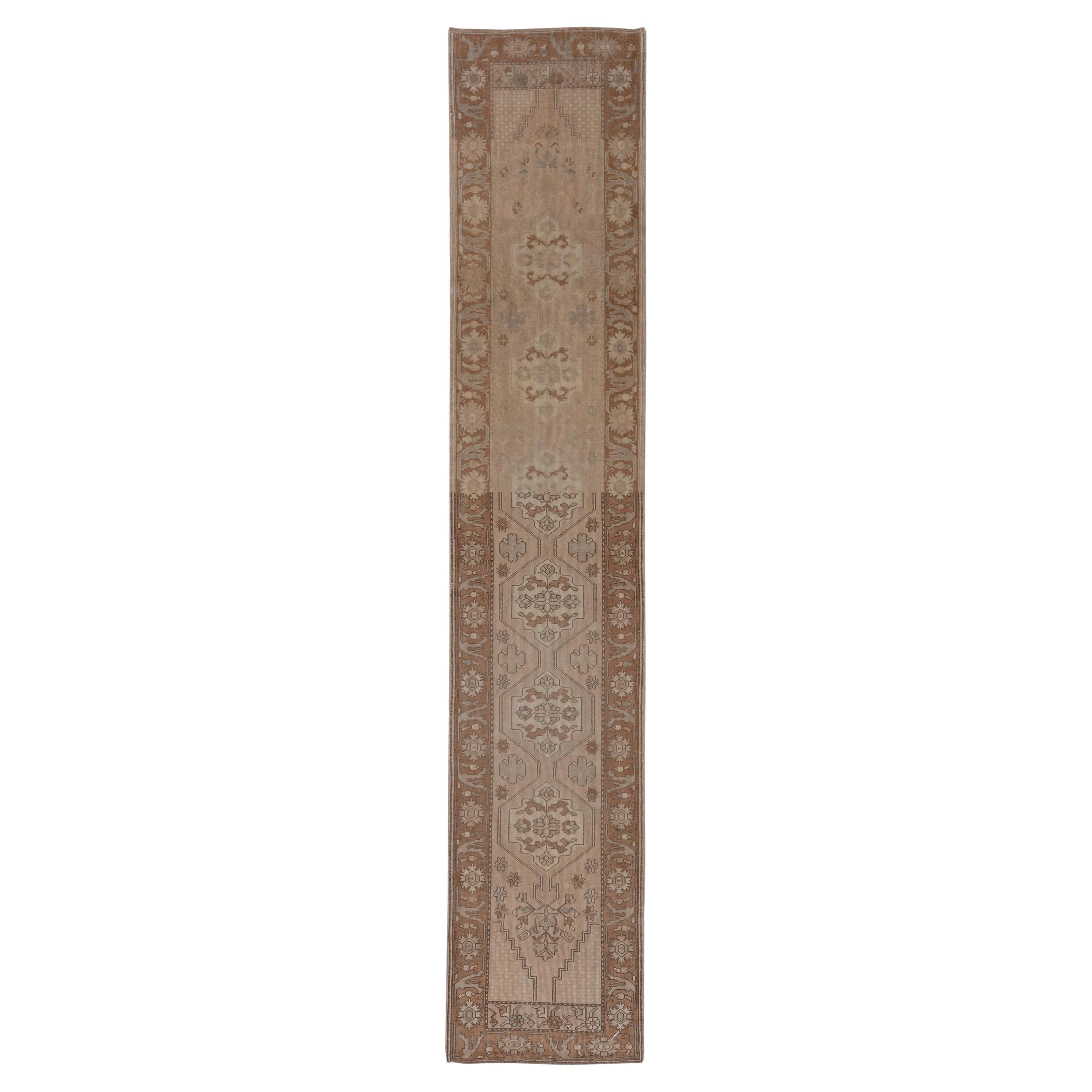 Tapis de couloir vintage Abrashed d'Oushak, tons neutres en vente