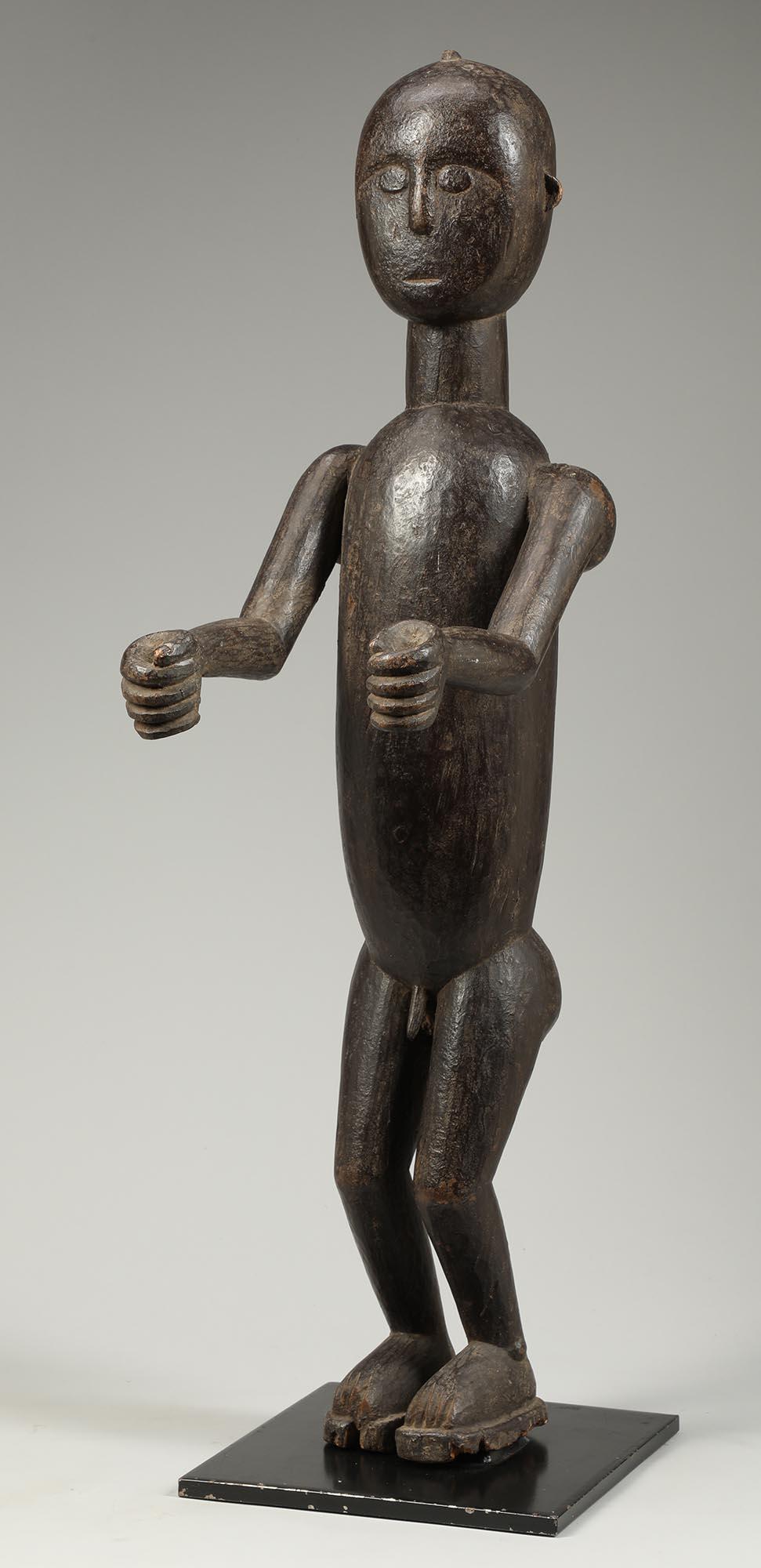 Standende Abron-Trommelanhänger-Figur mit Armlehnen aus Abron, Ghana, frühes 20. Jahrhundert (Stammeskunst) im Angebot