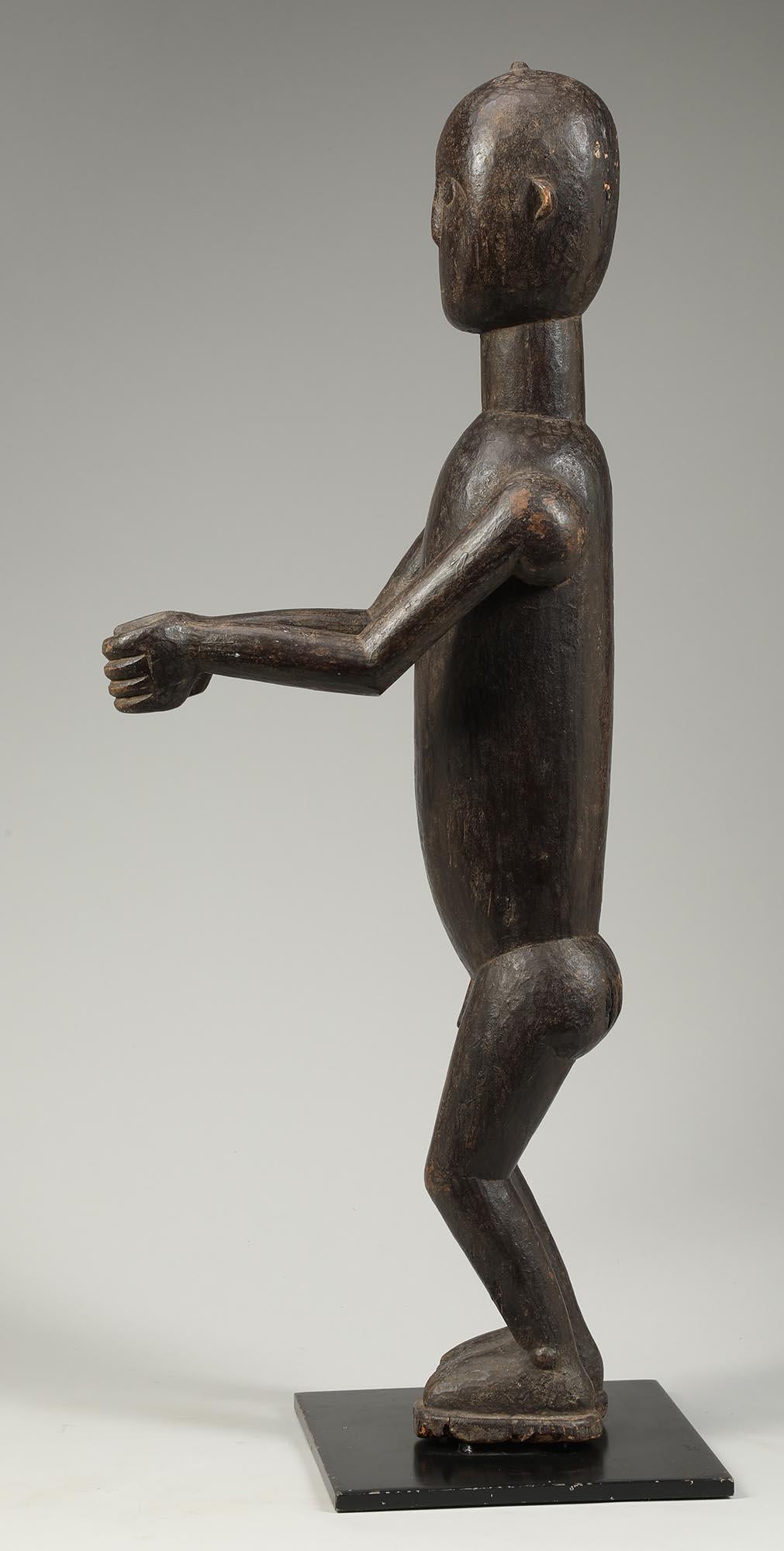 Standende Abron-Trommelanhänger-Figur mit Armlehnen aus Abron, Ghana, frühes 20. Jahrhundert (Burkinisch) im Angebot