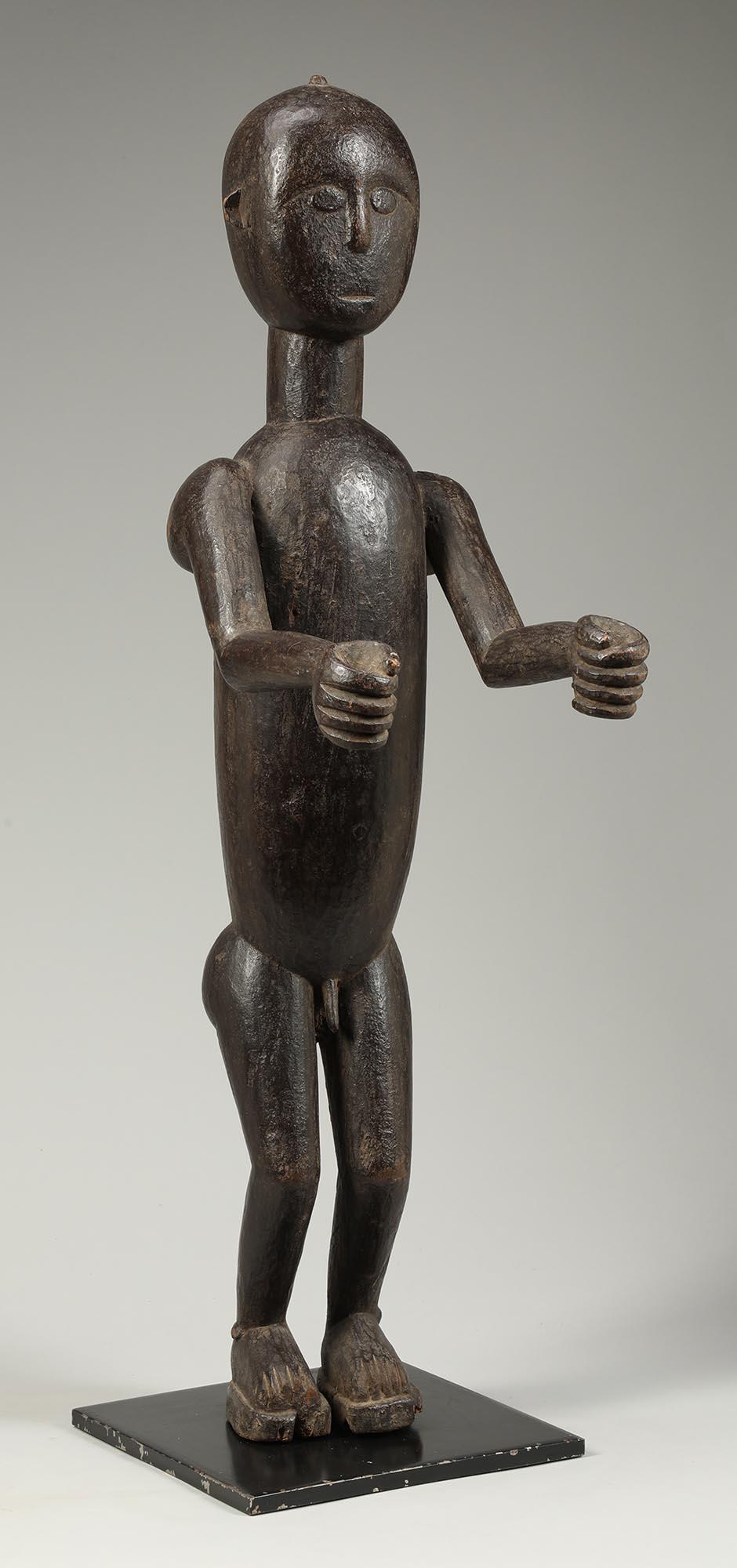 Standende Abron-Trommelanhänger-Figur mit Armlehnen aus Abron, Ghana, frühes 20. Jahrhundert im Zustand „Relativ gut“ im Angebot in Point Richmond, CA