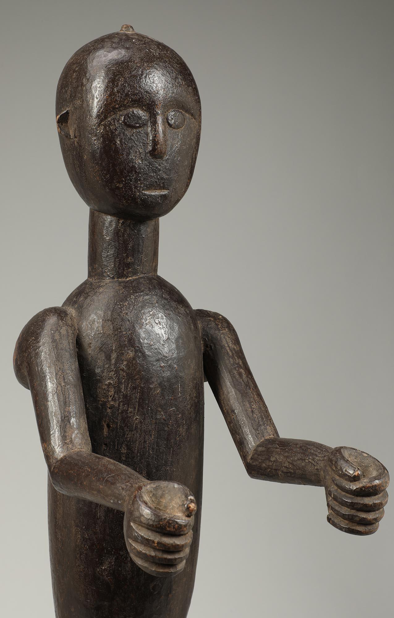 Hand-Carved Abron Drum Attendant Standing Figure Arms Out, Ghana, Early 20th Century For Sale
